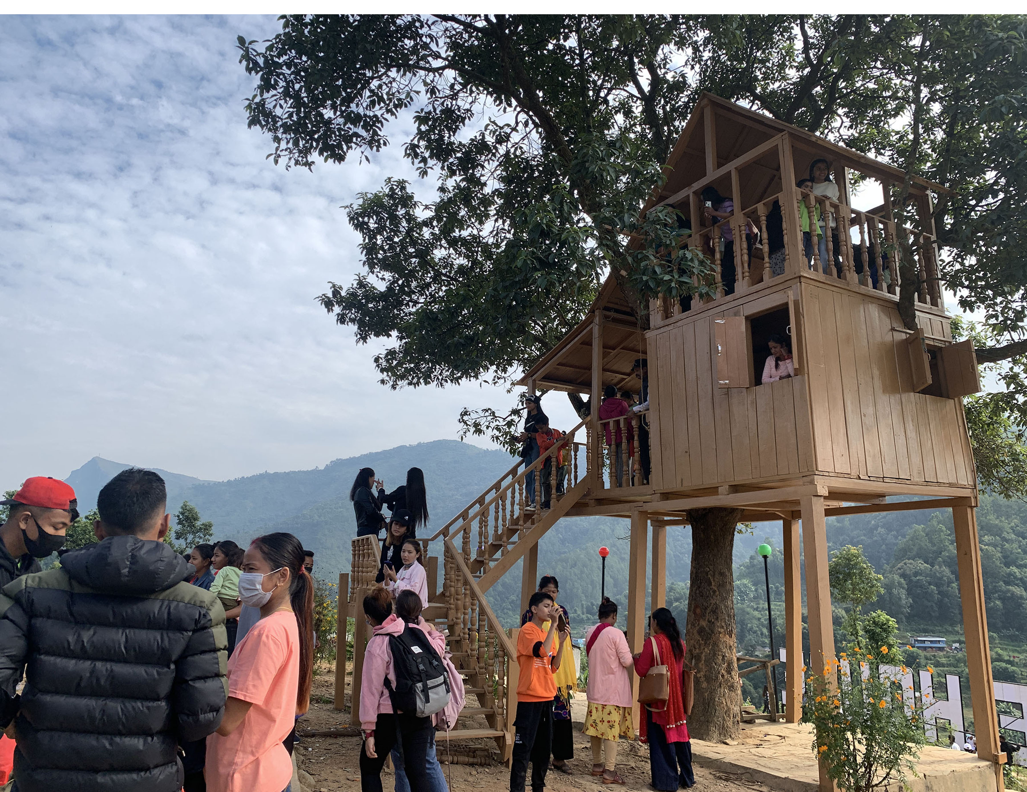 ट्रि हाउस अवलोकन गर्दै पर्यटक