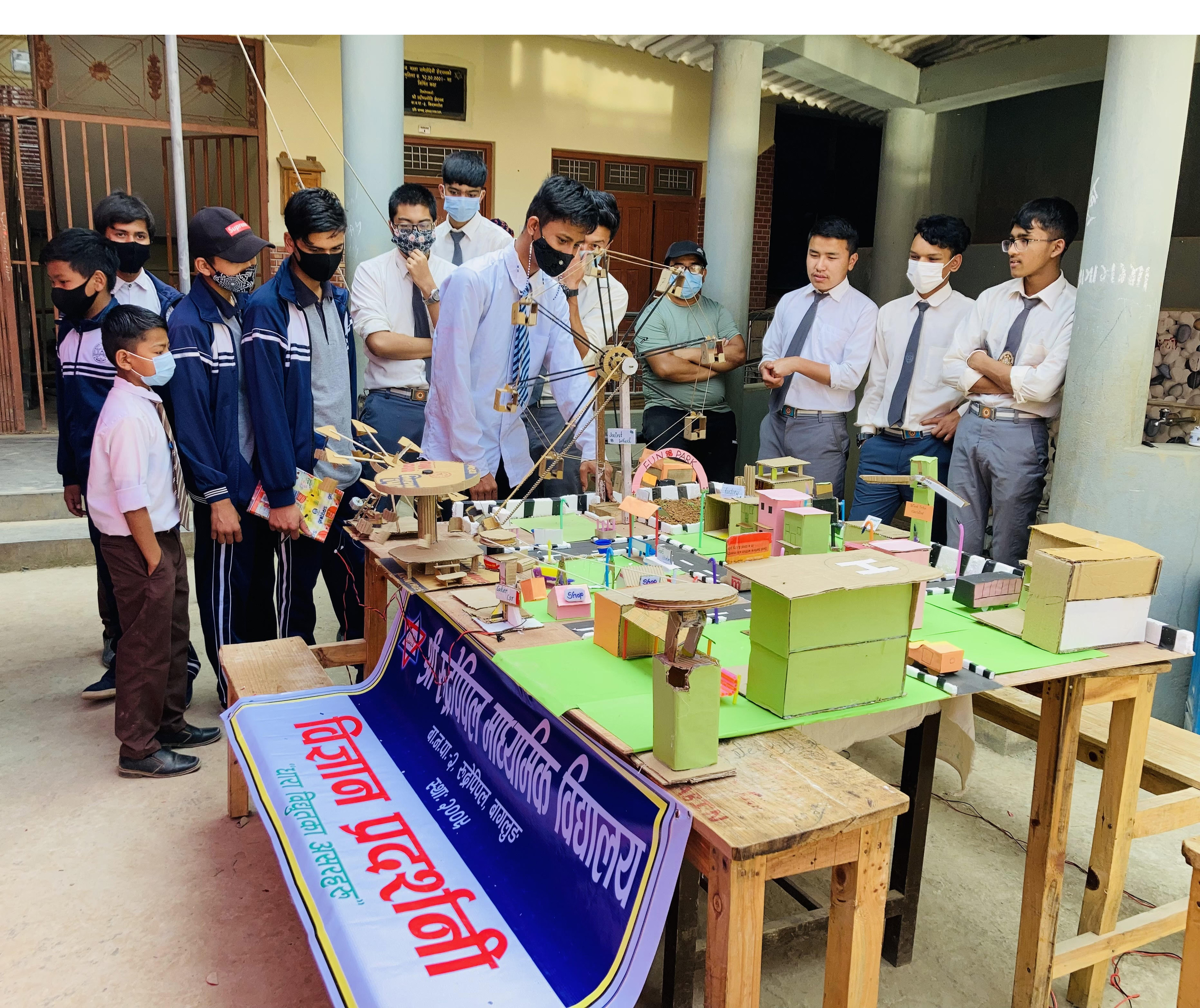 विज्ञान मेला अवलोकन गर्दै विद्यार्थी
