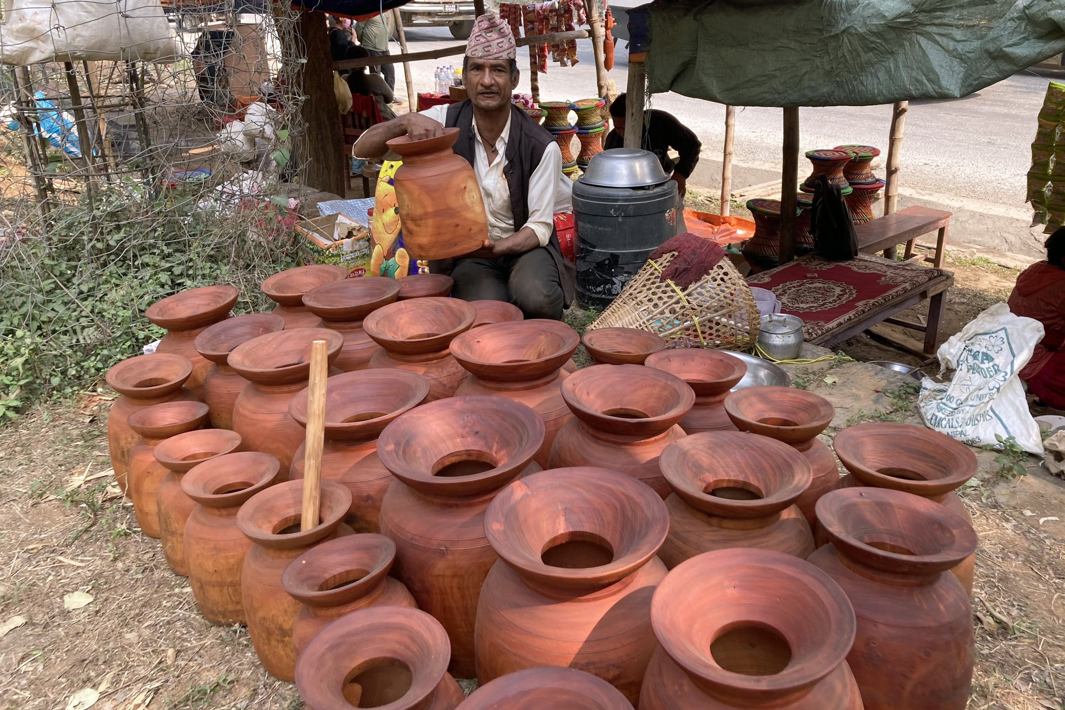 बिक्रीका लागि राखिएको  ठेकी, प्रतिगोटा ८ हजारदेखि १२ हजारसम्म
