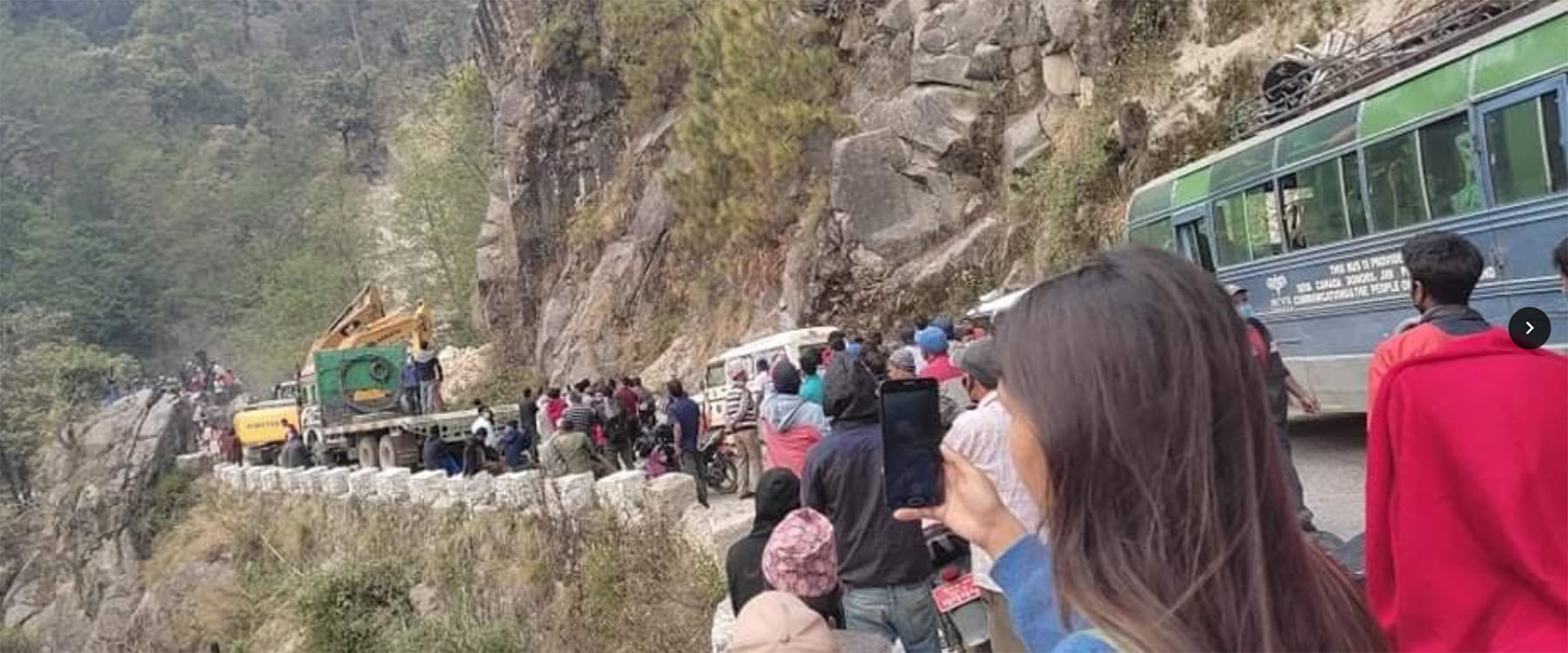 सुख्खा पहिराले सडक अवरुद्ध