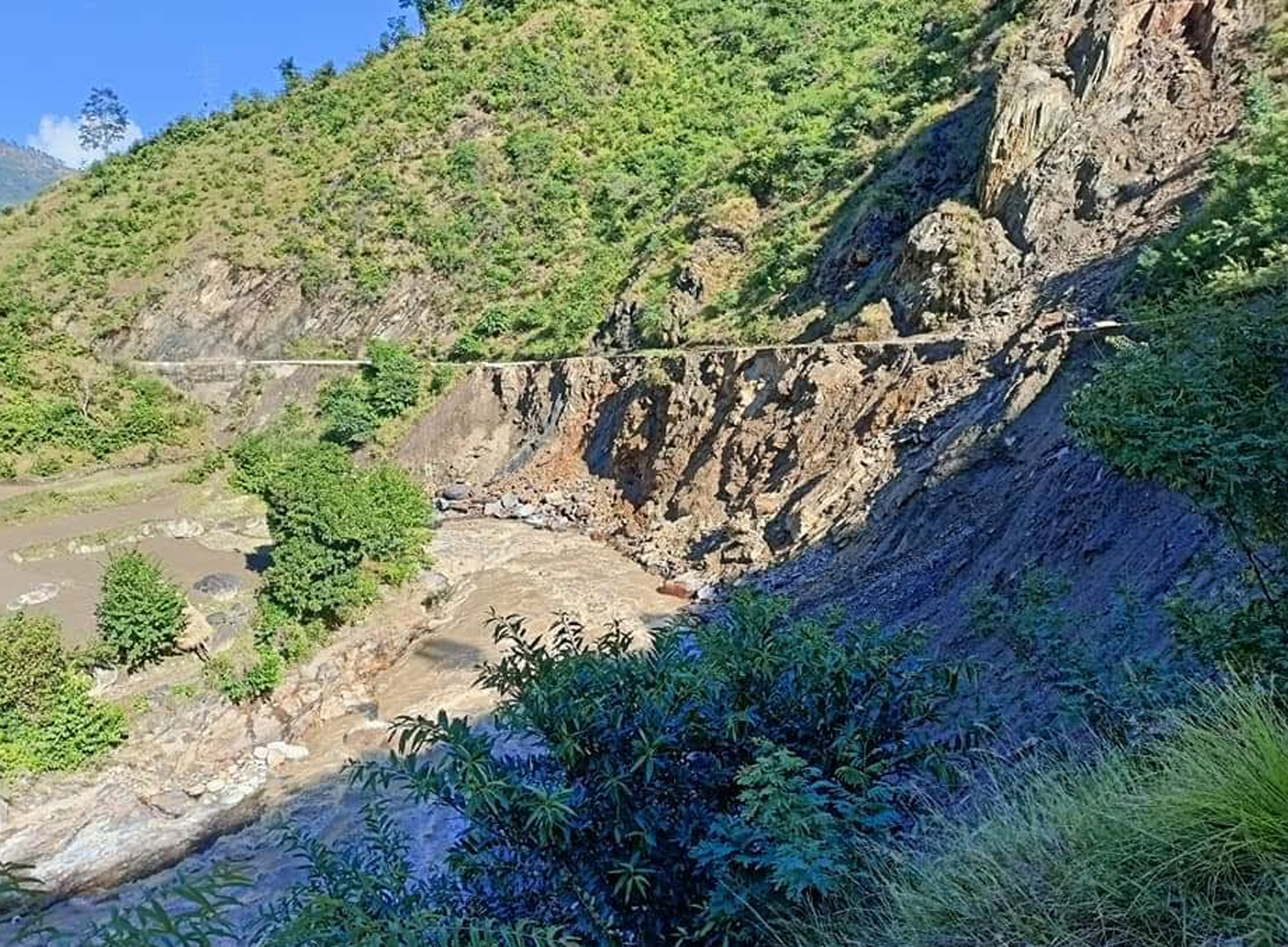 गुयलखेत नजिकै भाँसिएको सडक