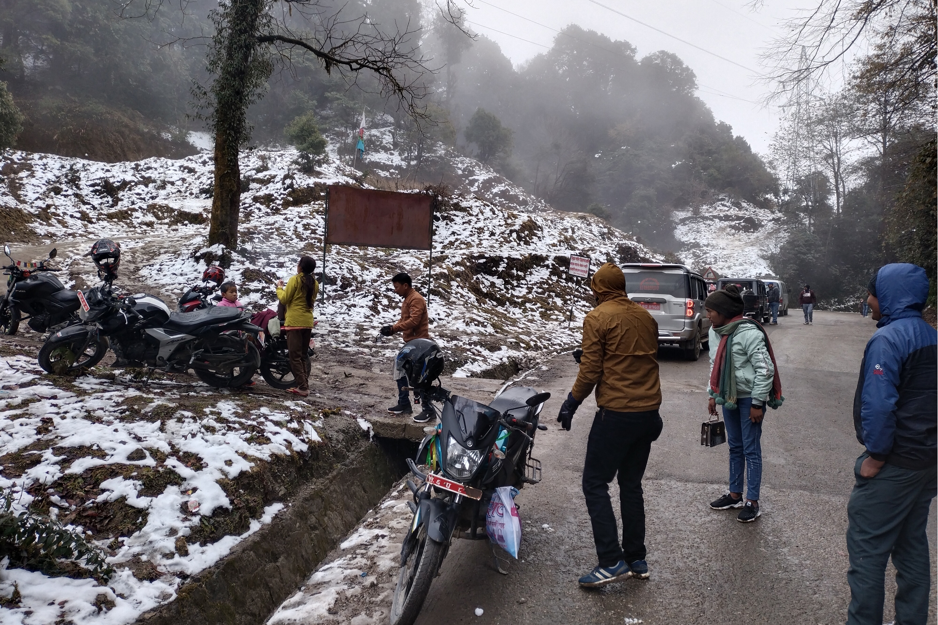 हिउँ हेर्न र खेल्न आएका पर्यटक