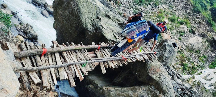 जोखिम मोलेर नेसम खोला तर्दै