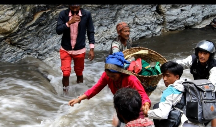 जोखिम मोलेर खोला तर्दै