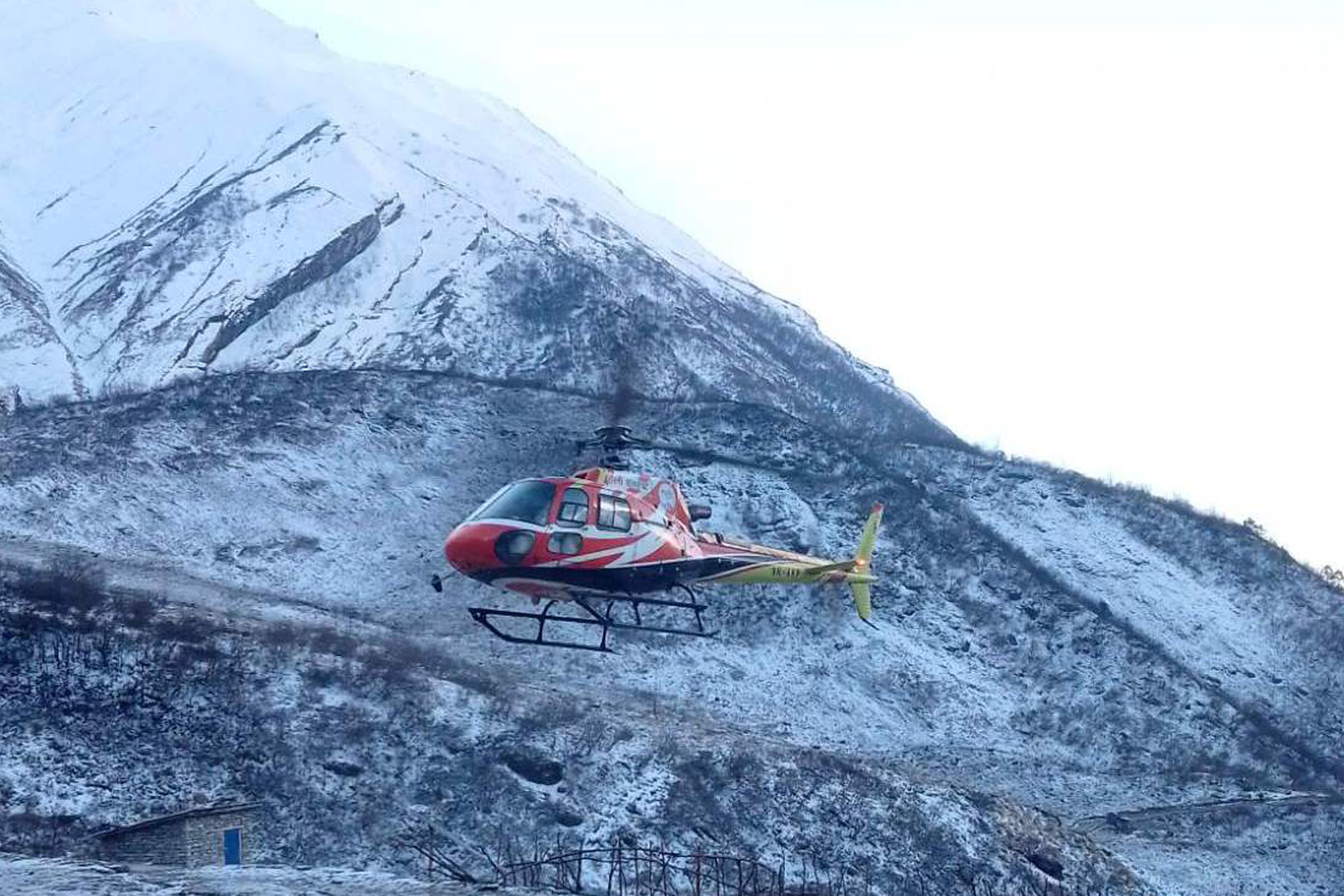 हेलिमार्फत आधार शिविर जाँदै