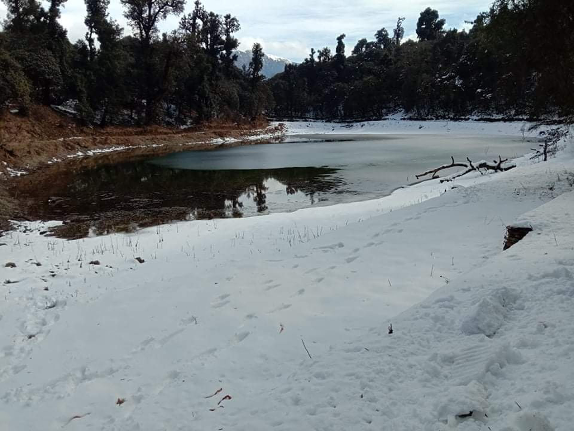 हिमपातले ढाकिँदै गरेको ताल