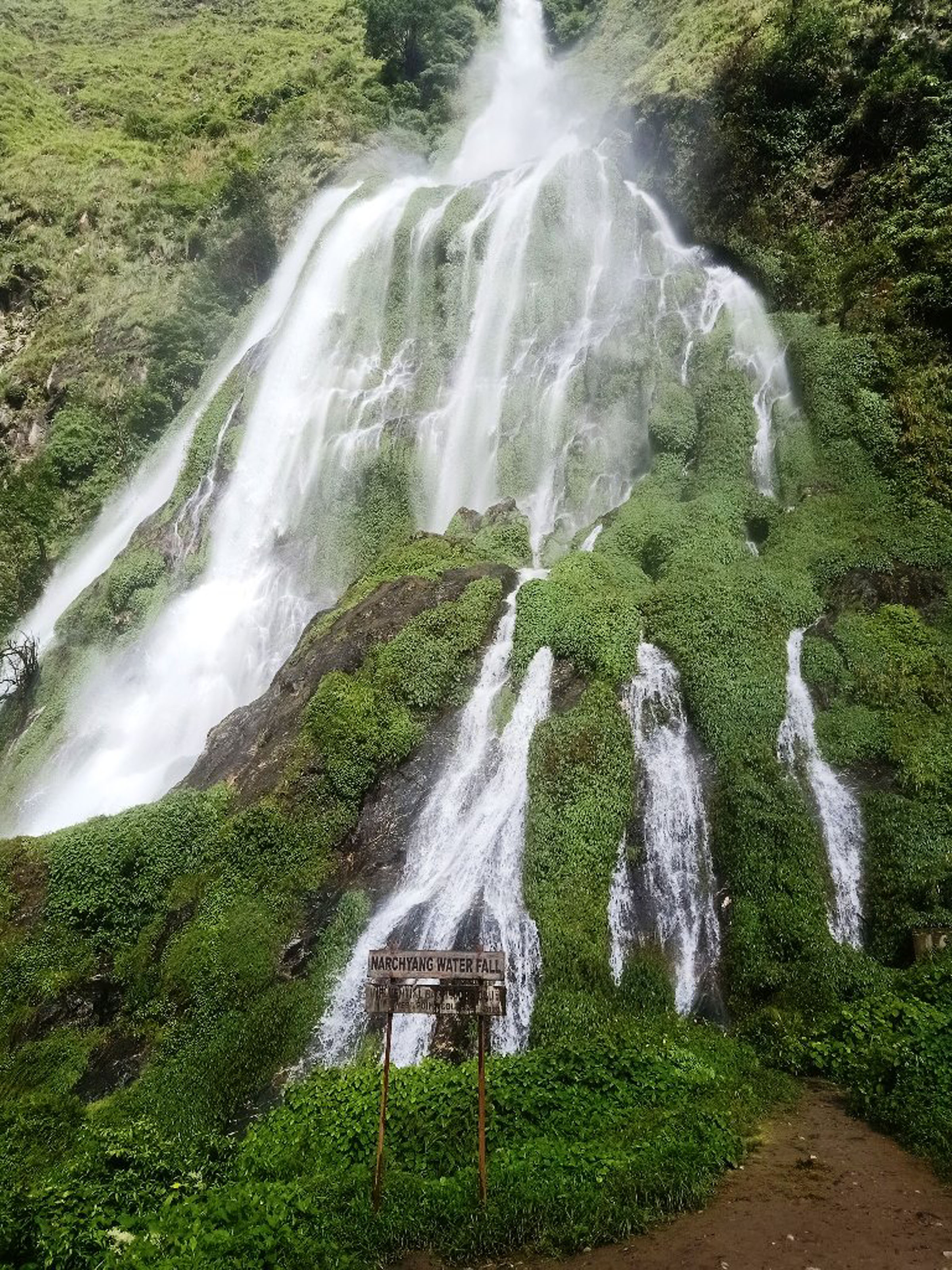 छहराखोला झरना