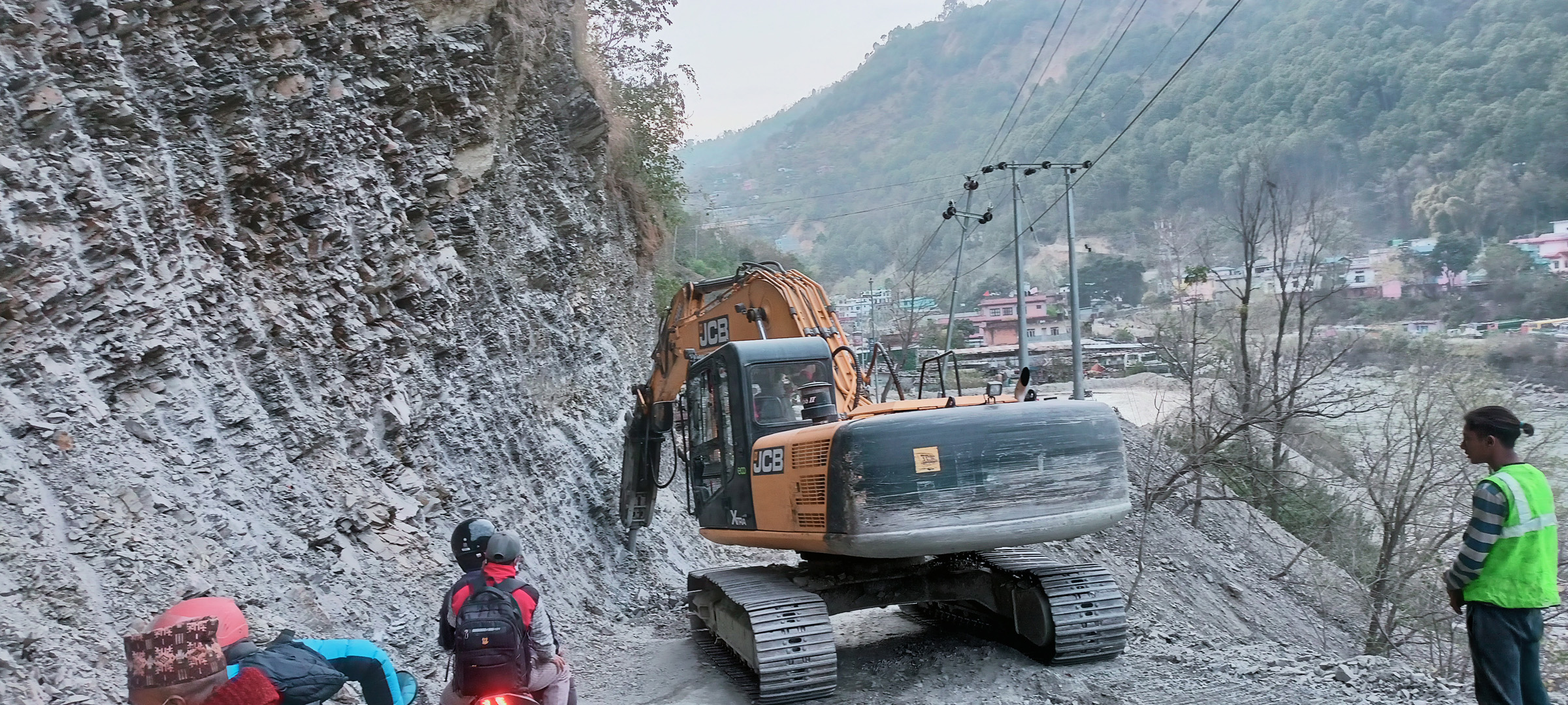 सडक फराकिलो बनाउन पहाड काटिँदै