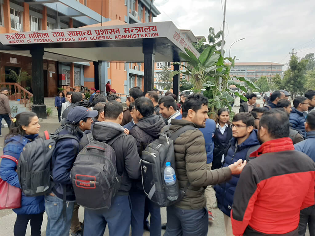 संघकाे दरबन्दी लुकाएर स्थानीय तह र प्रदेशमा पठाइएका अधिकृतलाई संघमै समायाेजन गर्न सर्वाेच्चकाे आदेश