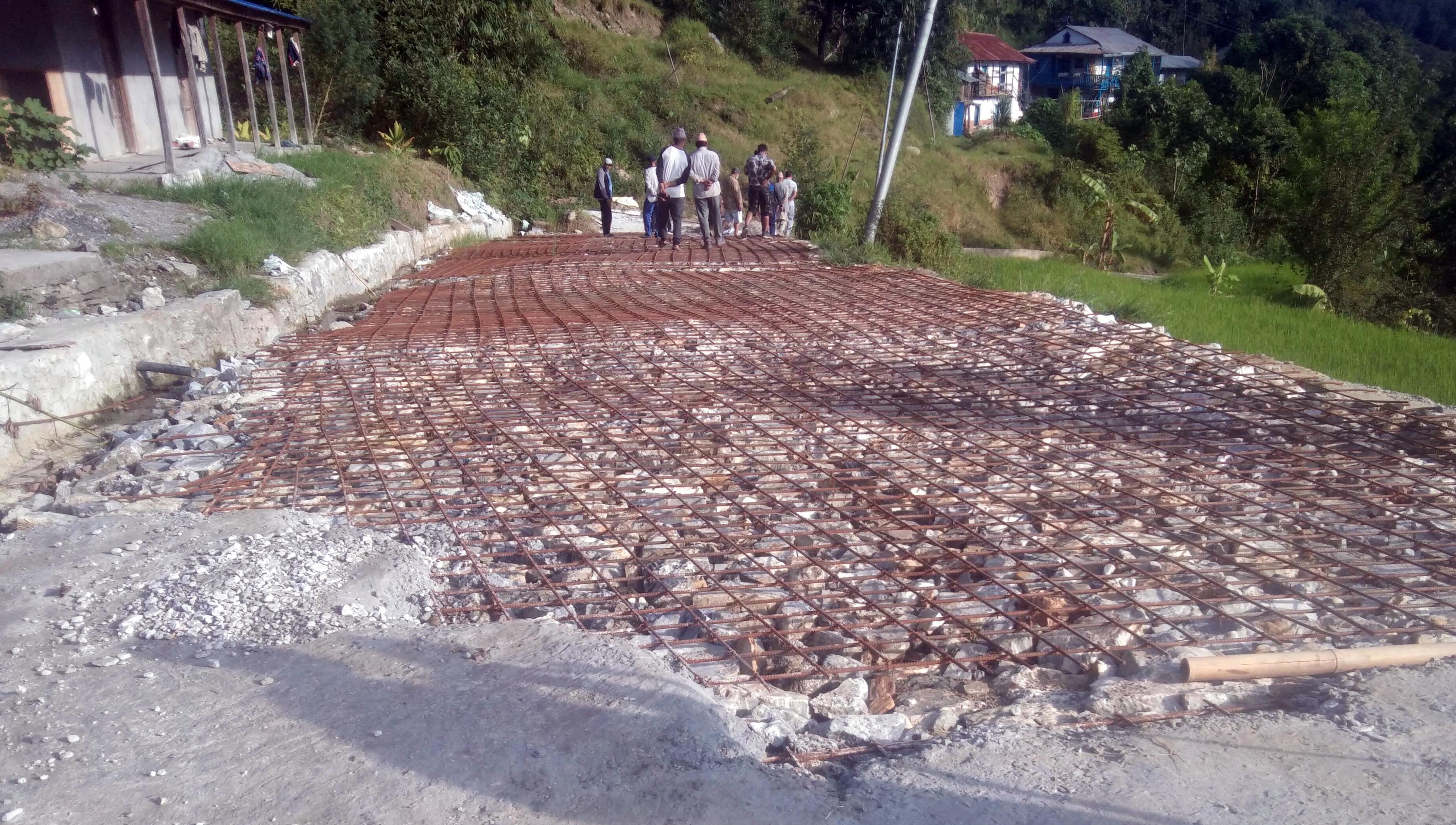 ढलान गर्दागर्दै अलपत्र छोडिएको सडक