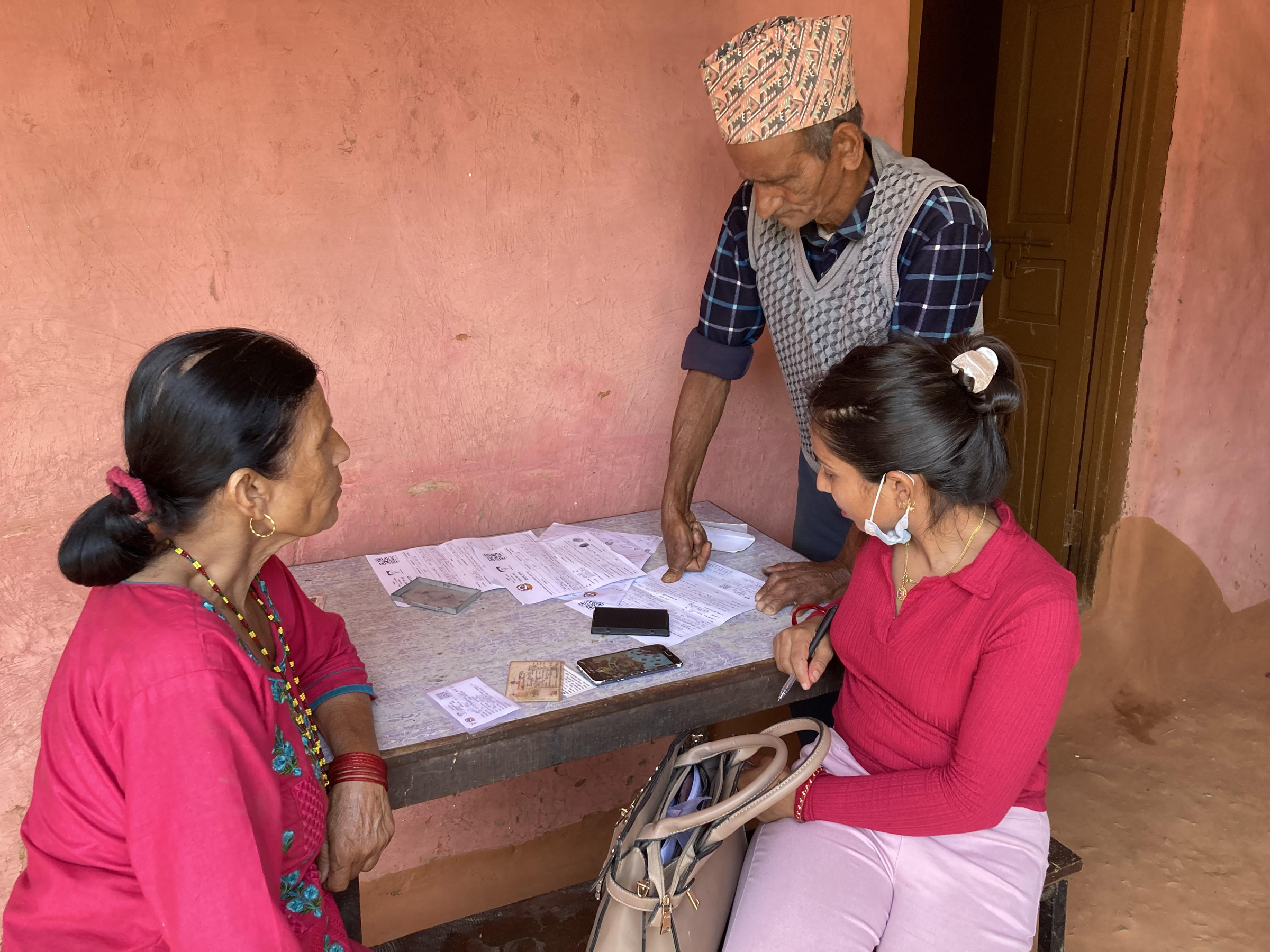 निःशुल्क स्वास्थ्य बीमा गर्दै वृद्धा