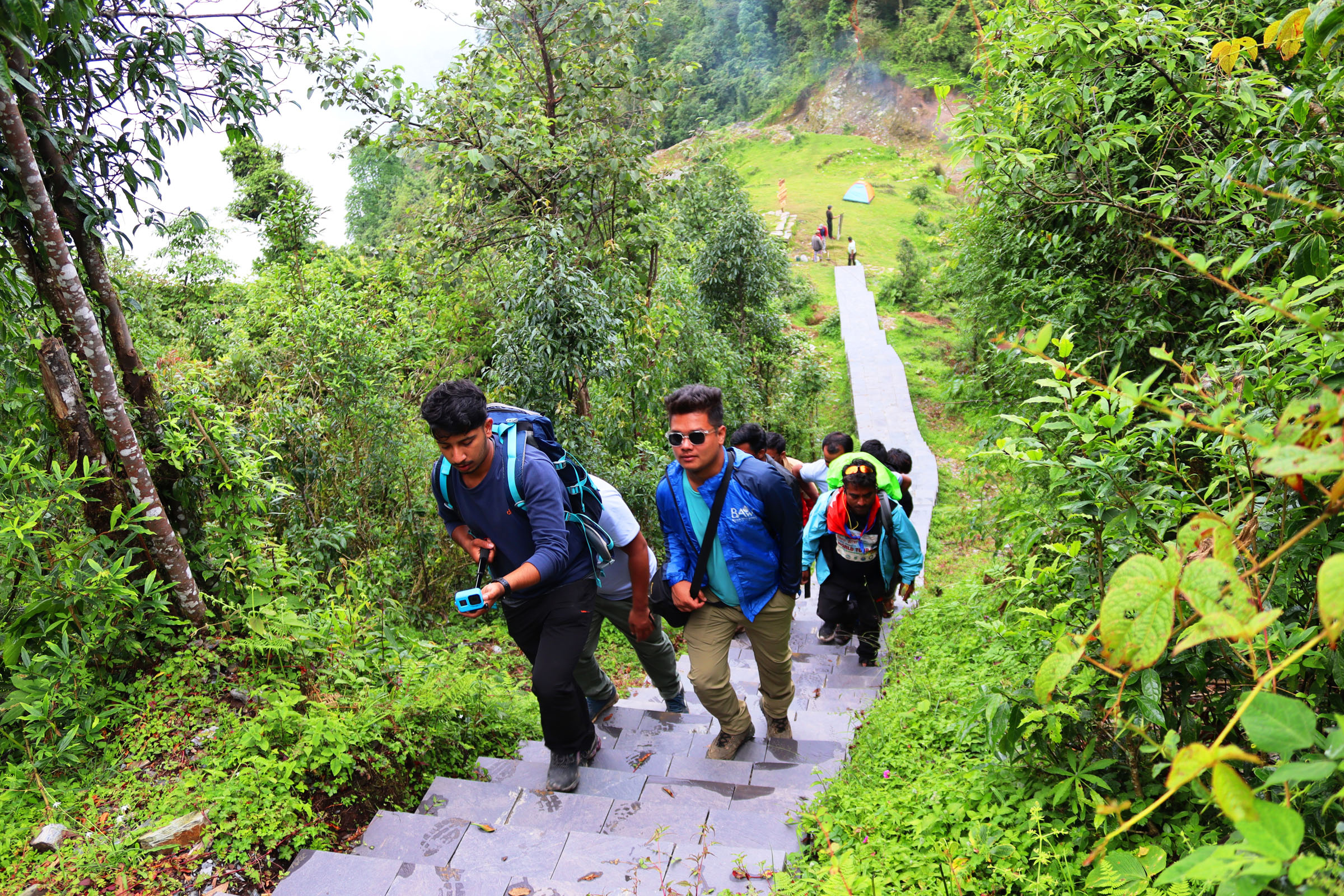 पदमार्ग हुँदै बेलढुङ्गा जाँदै आन्तरिक पर्यटक