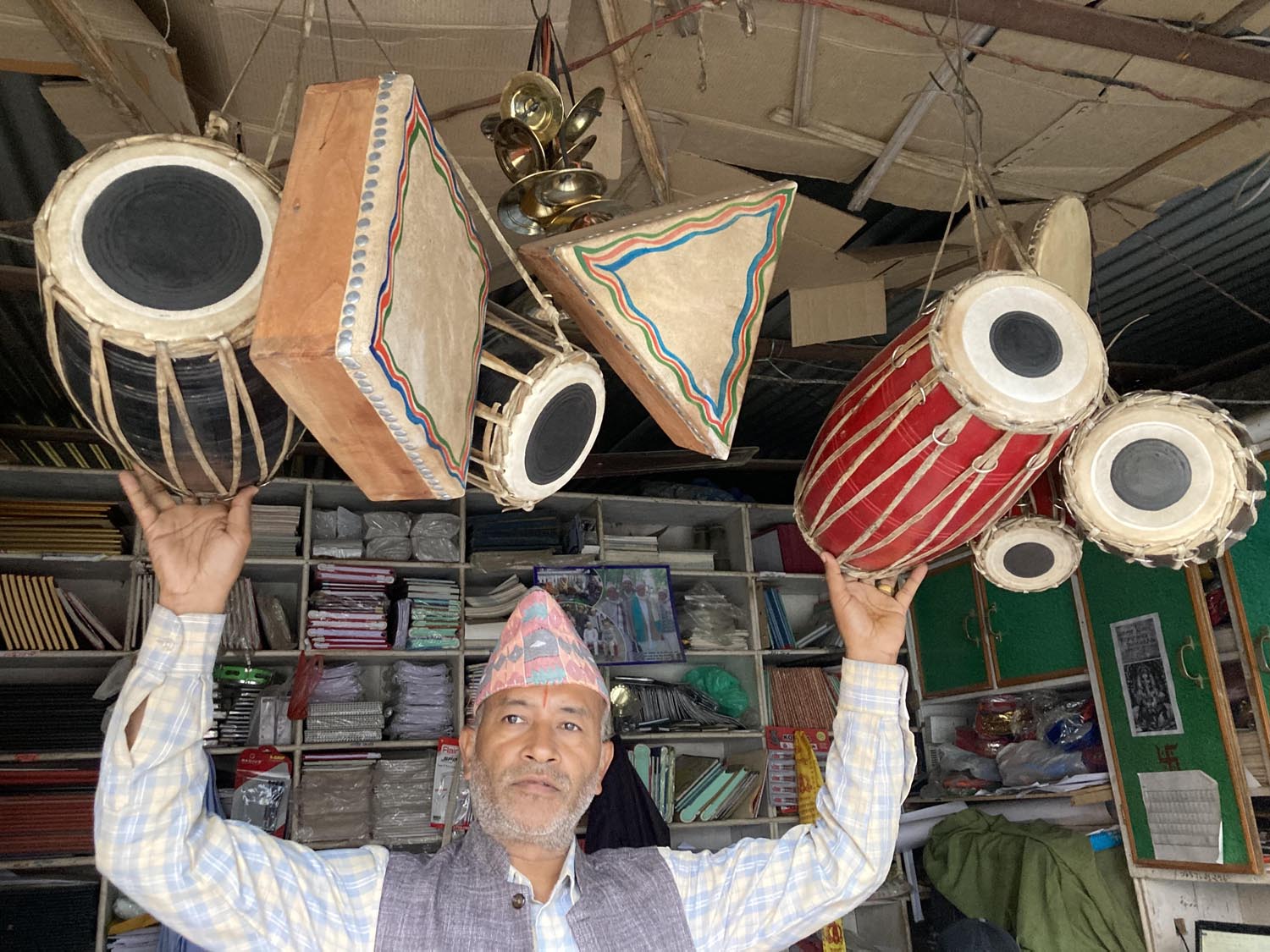 किन्ने हो ? मादल र डम्फु