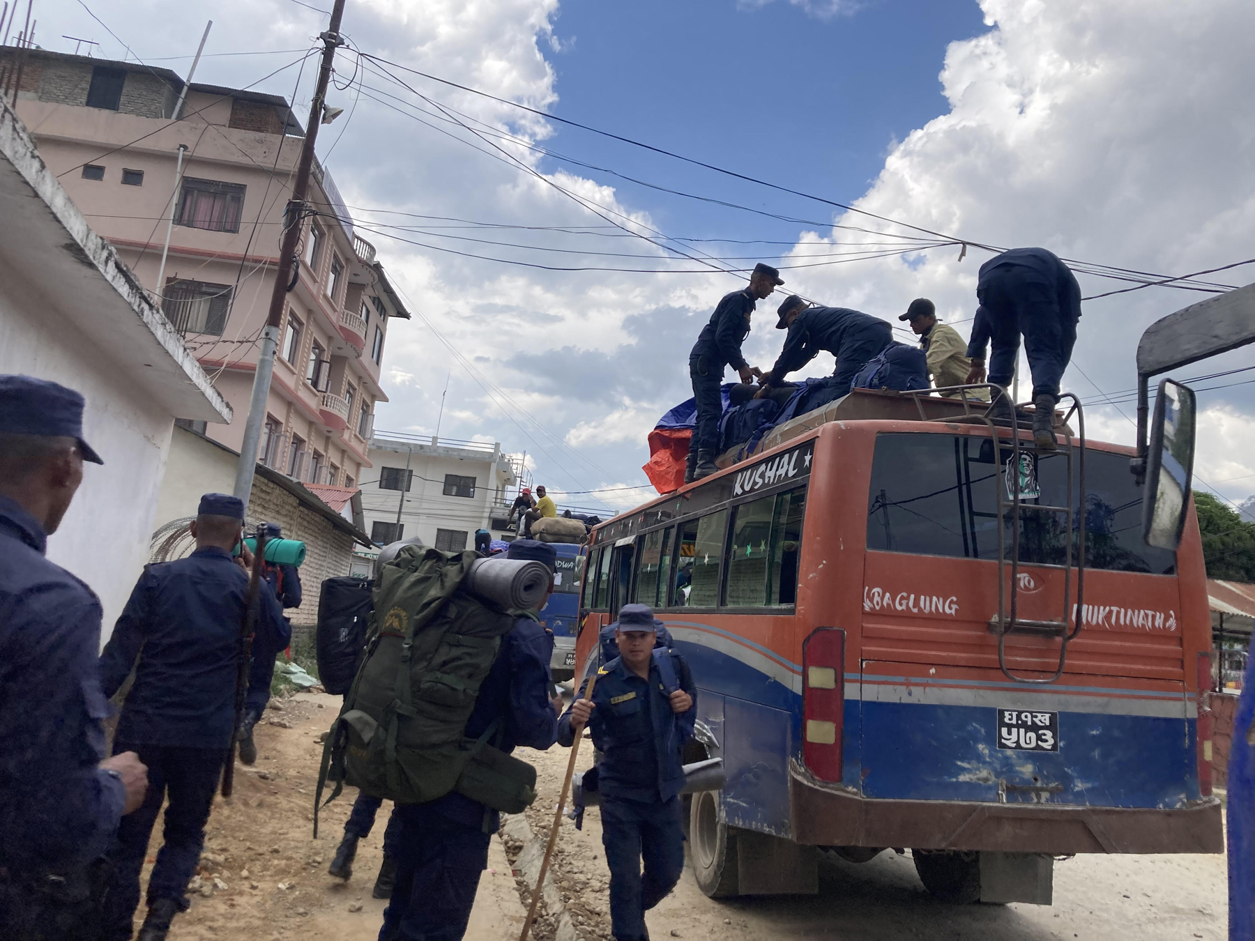 निर्वाचनमा खटिएका सुरक्षाकर्मी गन्तव्यमा जाँदै