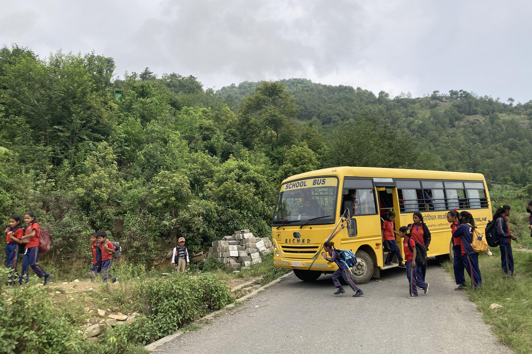 सरकारी विद्यालयमा स्कुल बस