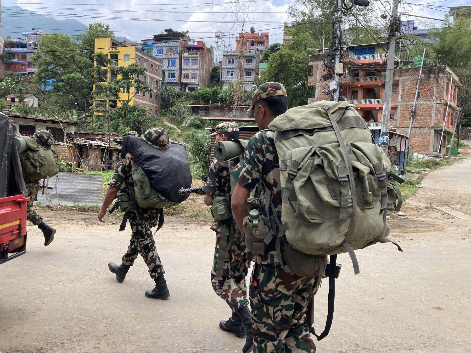 मतदान केन्द्रतर्फ जाँदै सेना