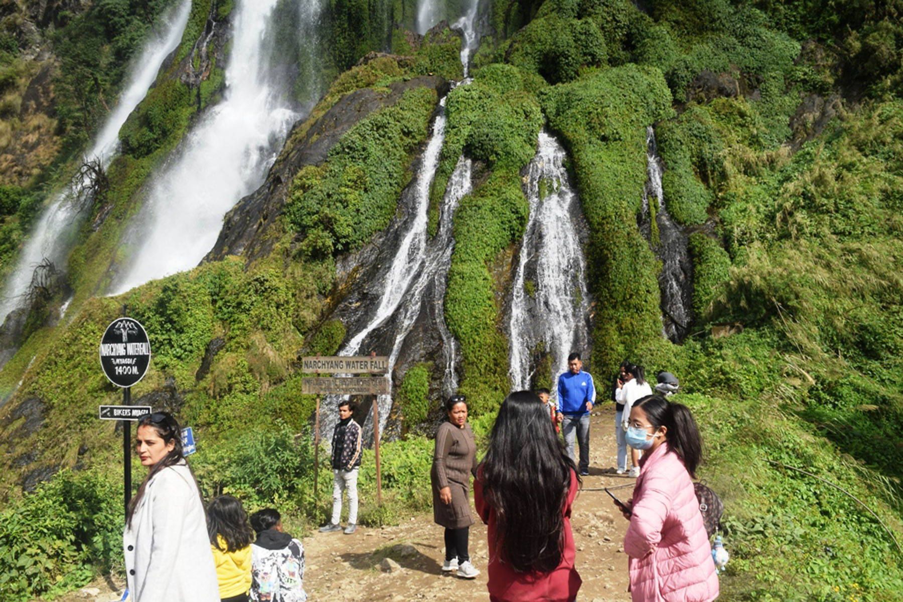 नारच्याङ झरनामा पर्यटक