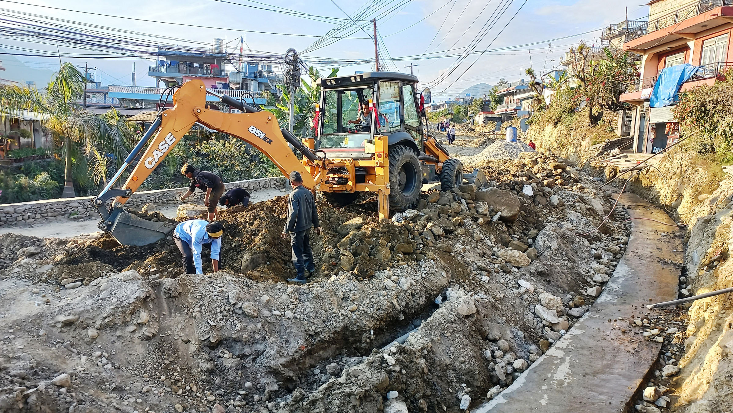 सडक स्तरोन्नति गरिँदै