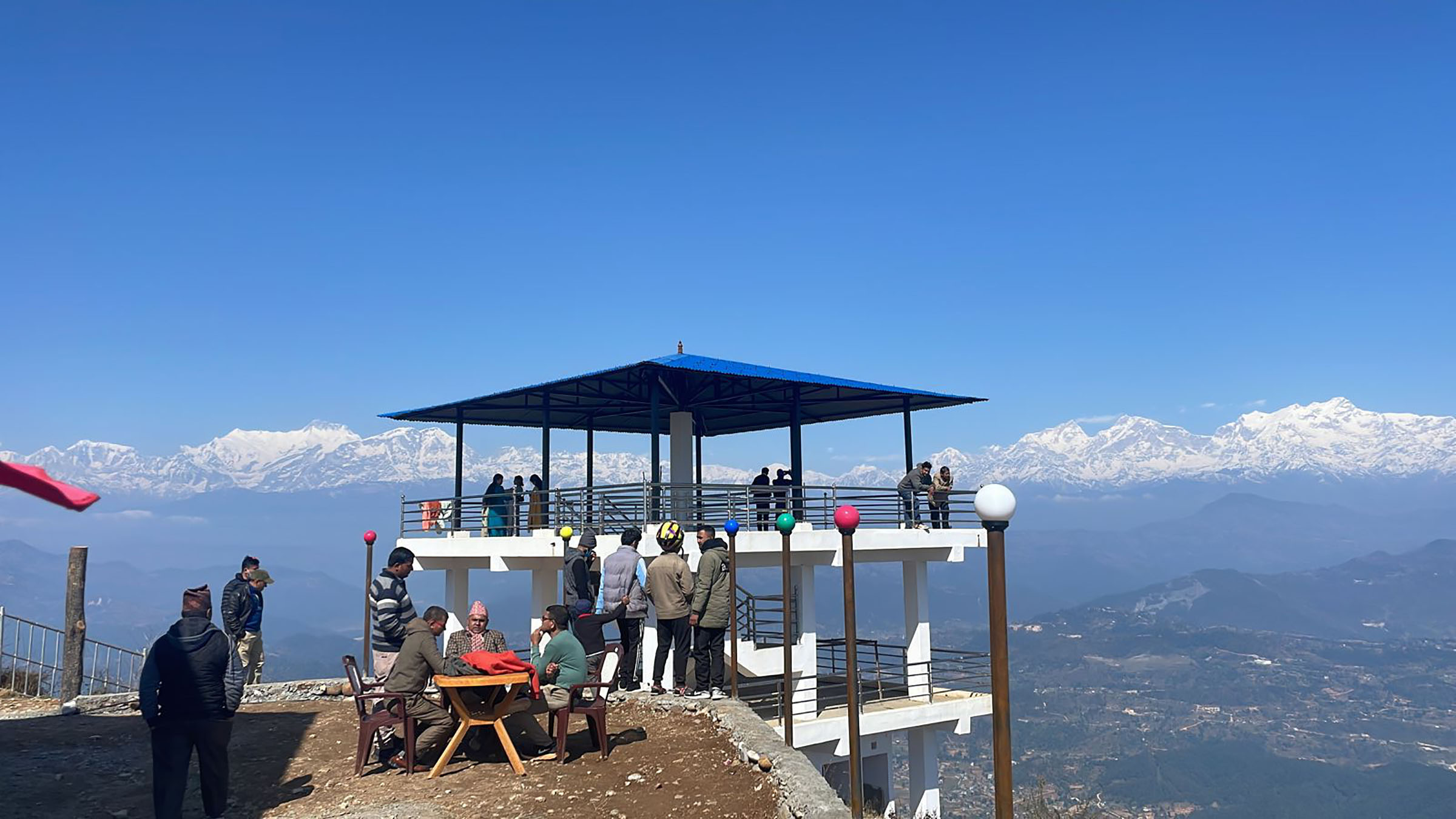 मानुङकोटबाट दृश्य अवलोकन गर्दै आन्तरिक पर्यटक