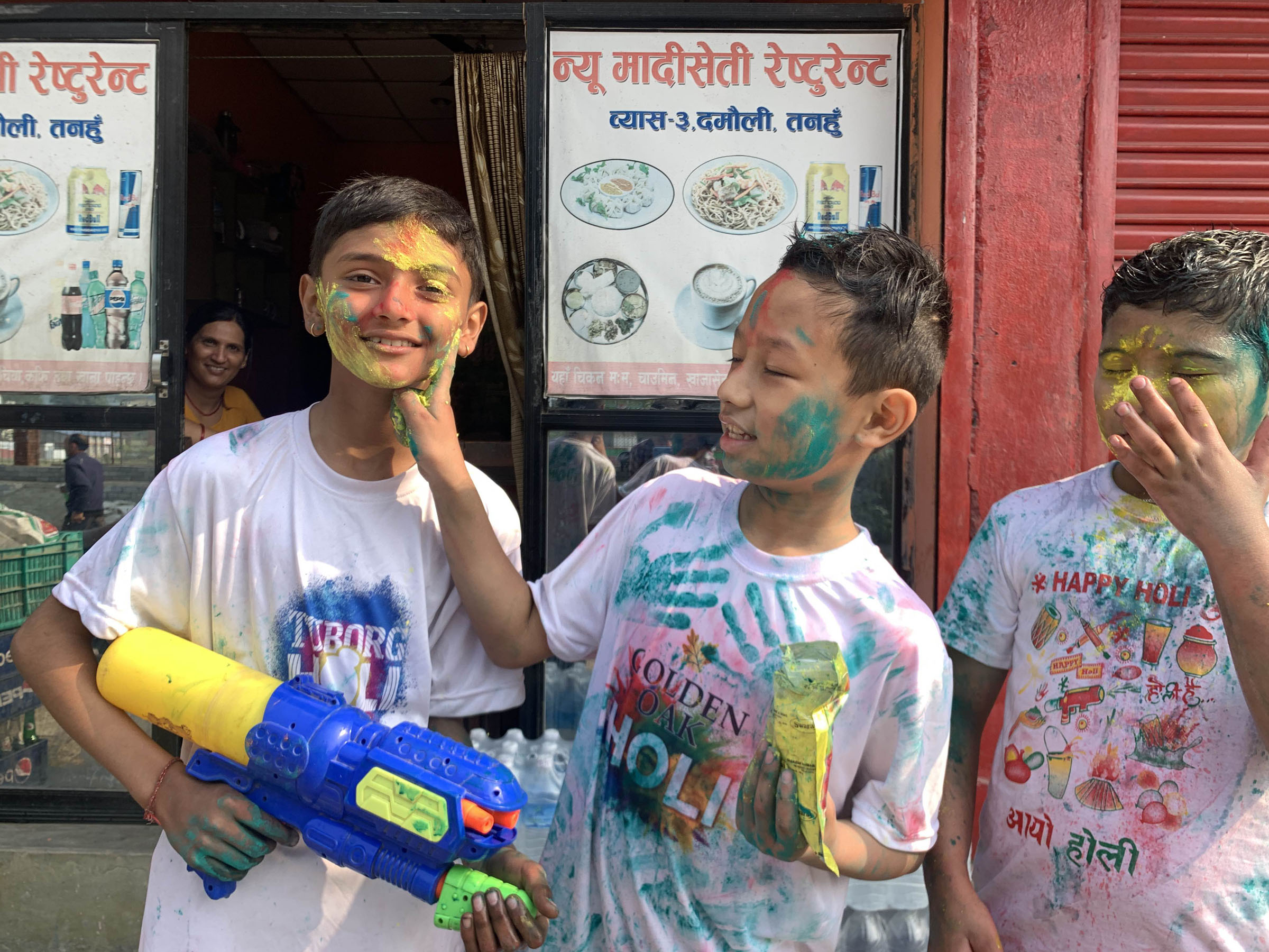 आज होली, होली खेल्दै बालक