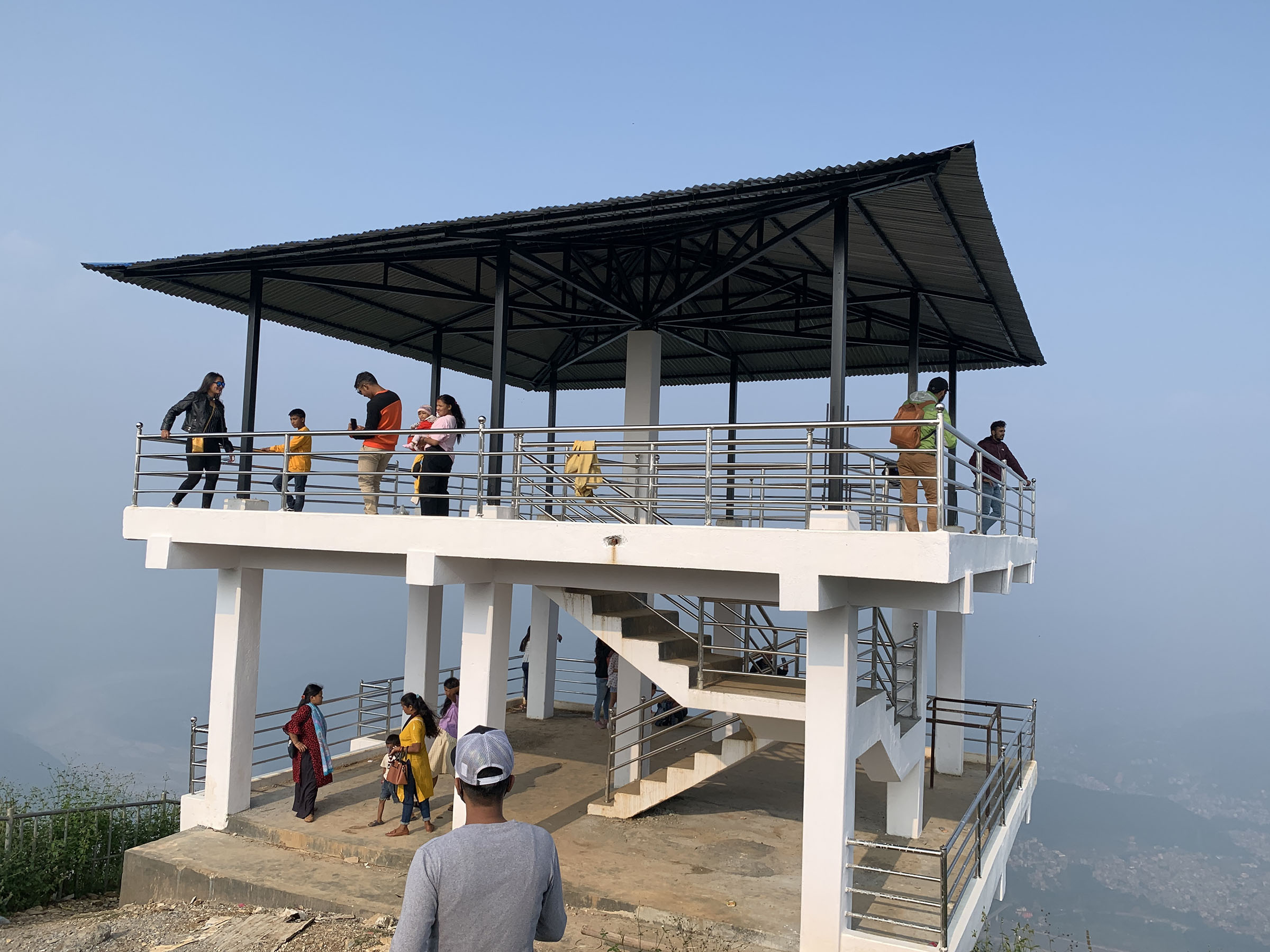 दृश्यावलोकन केन्द्रमा पर्यटक