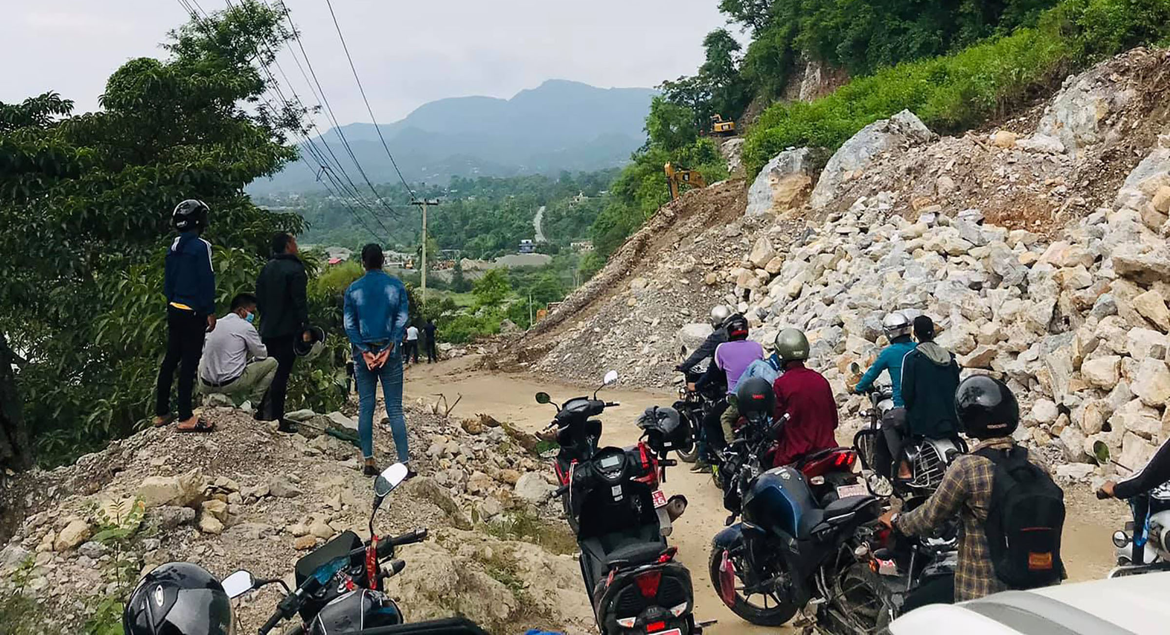 निरन्तर वर्षा : पहिरो जाँदा विभिन्न ठाउँका सडक अवरुद्ध
