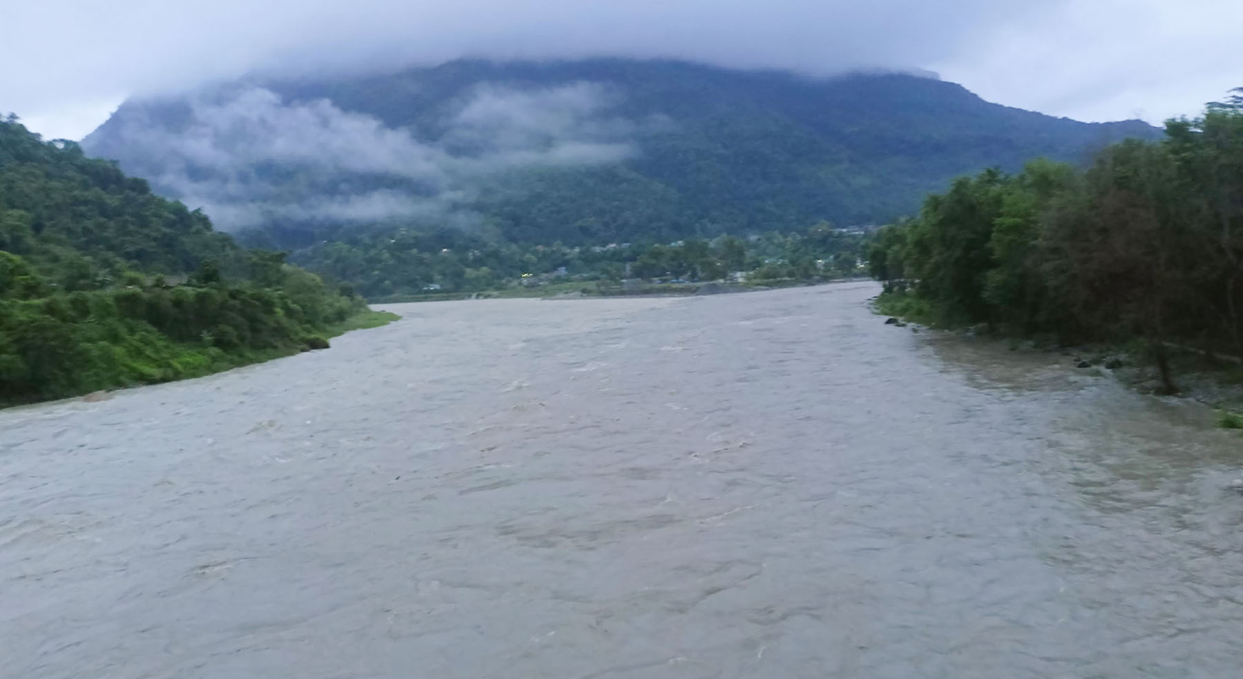 वर्षाले बढेको नदी