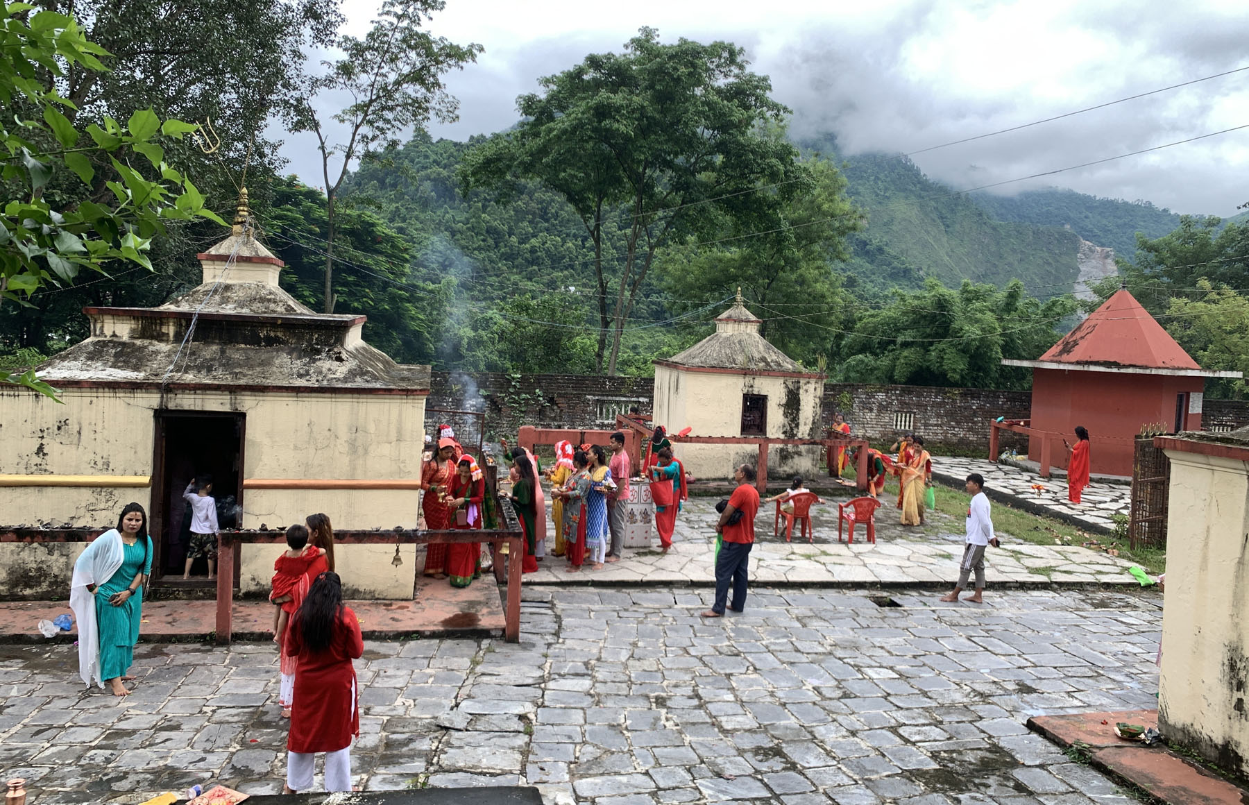 शिव मन्दिरमा भक्तजन
