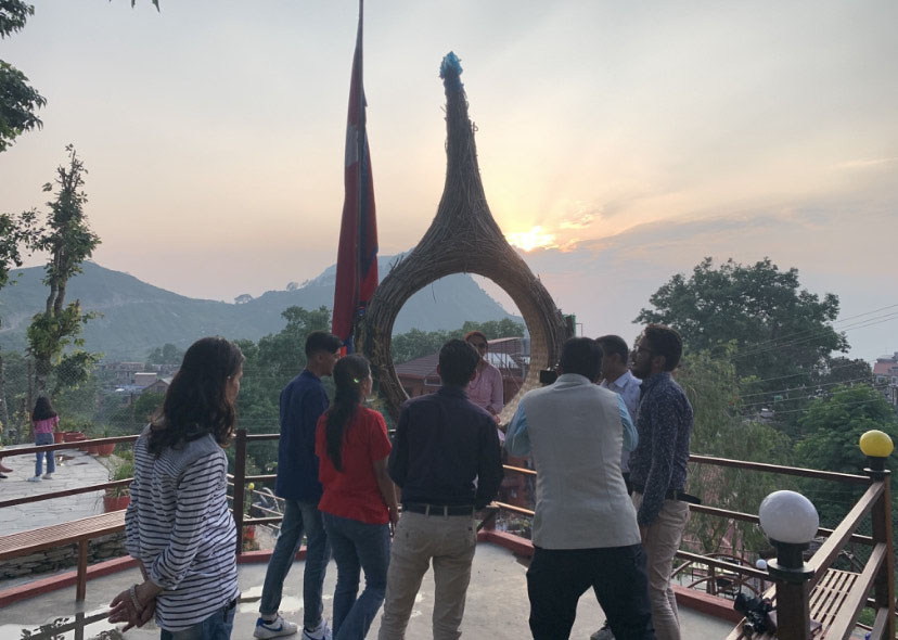 पर्यटक ल्योभ्याउँदै रेड हाउस होटल