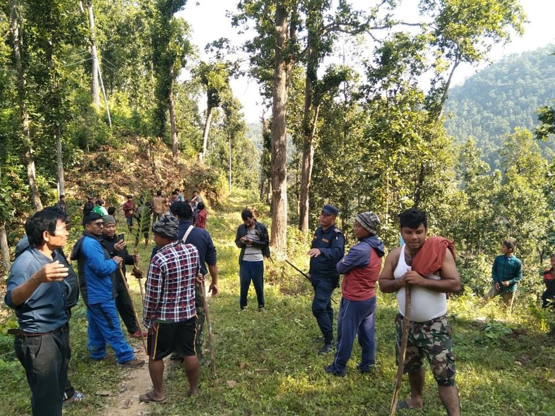 चितुवा नियन्त्रणका लागि खटिएका प्रहरी र स्थानीयबासी
