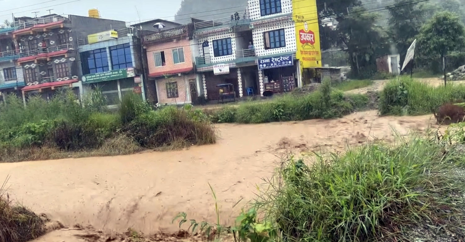 खोला बढ्न थालेपछि सडक अवरुद्ध