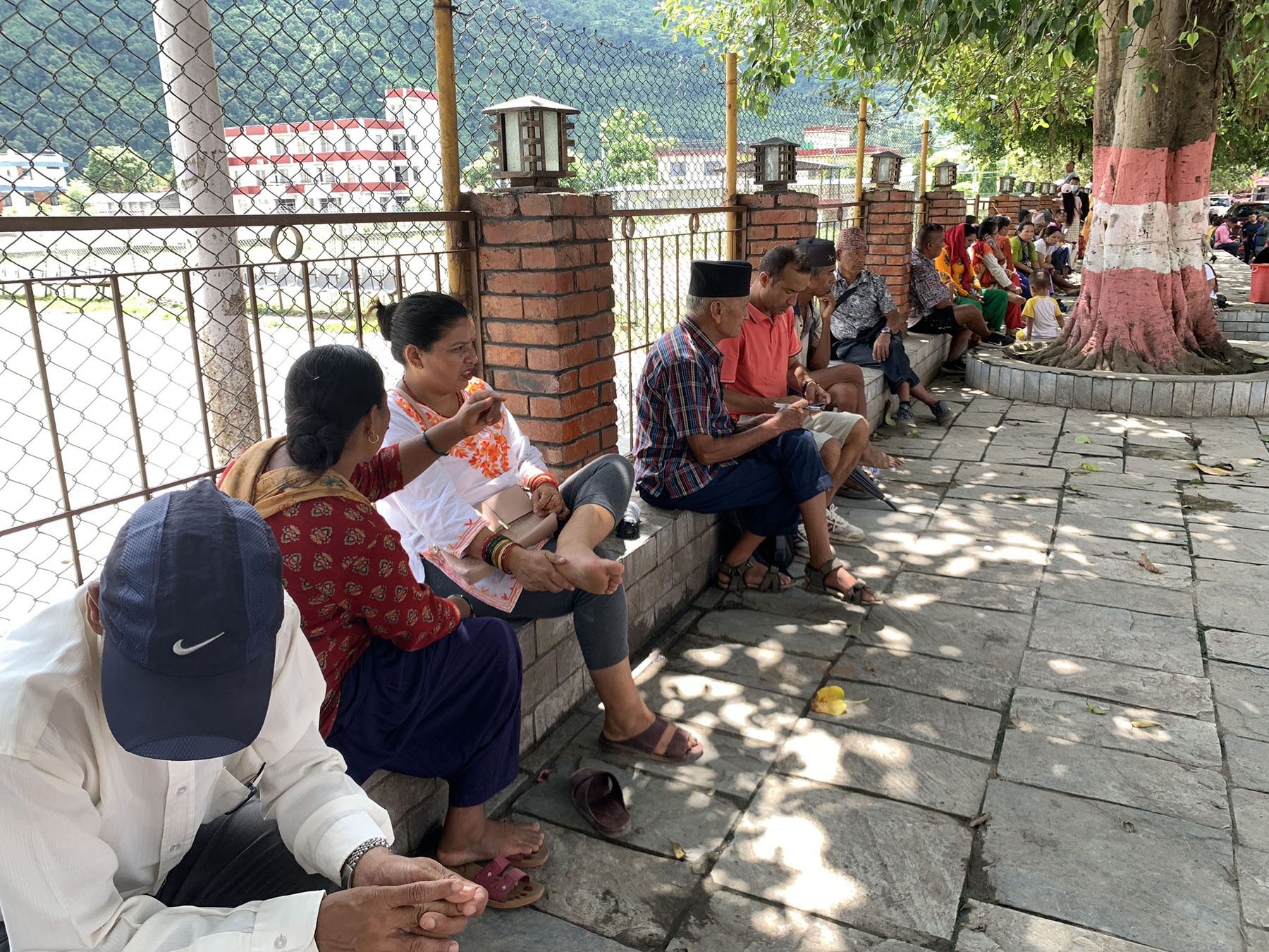 शीतल छहारीमा सर्वसाधारण