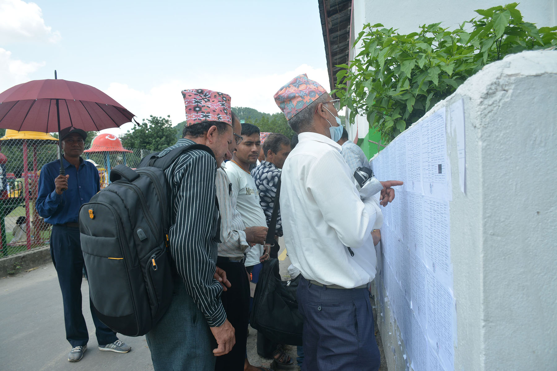 नाम हेर्दै निर्वाचनका लागि खटिएका कर्मचारी