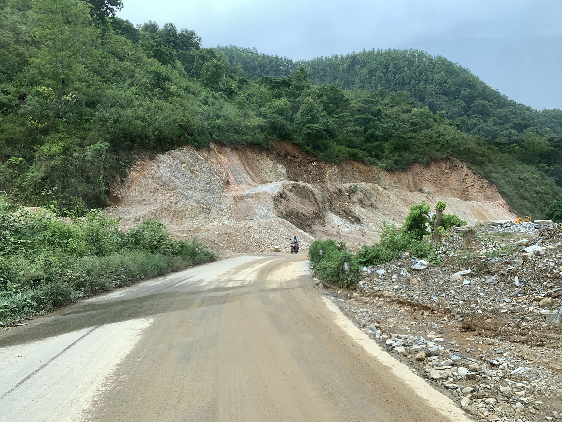 पृथ्वी राजमार्गअन्तर्गत मुग्लिन पोखरा सडक विस्तारका लागि खनिएको भित्ता