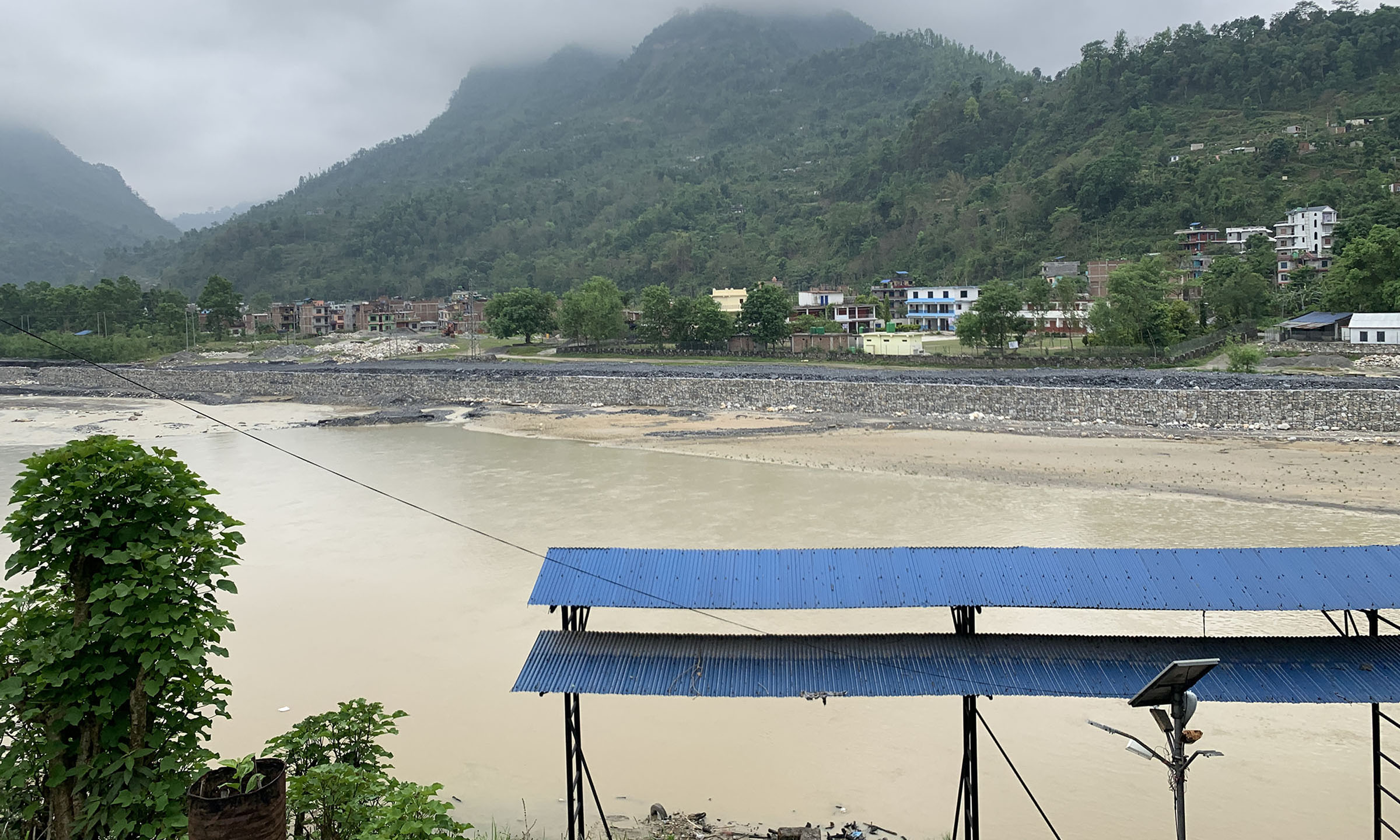 तनहुँ हाइड्रोद्वारा तटबन्धन