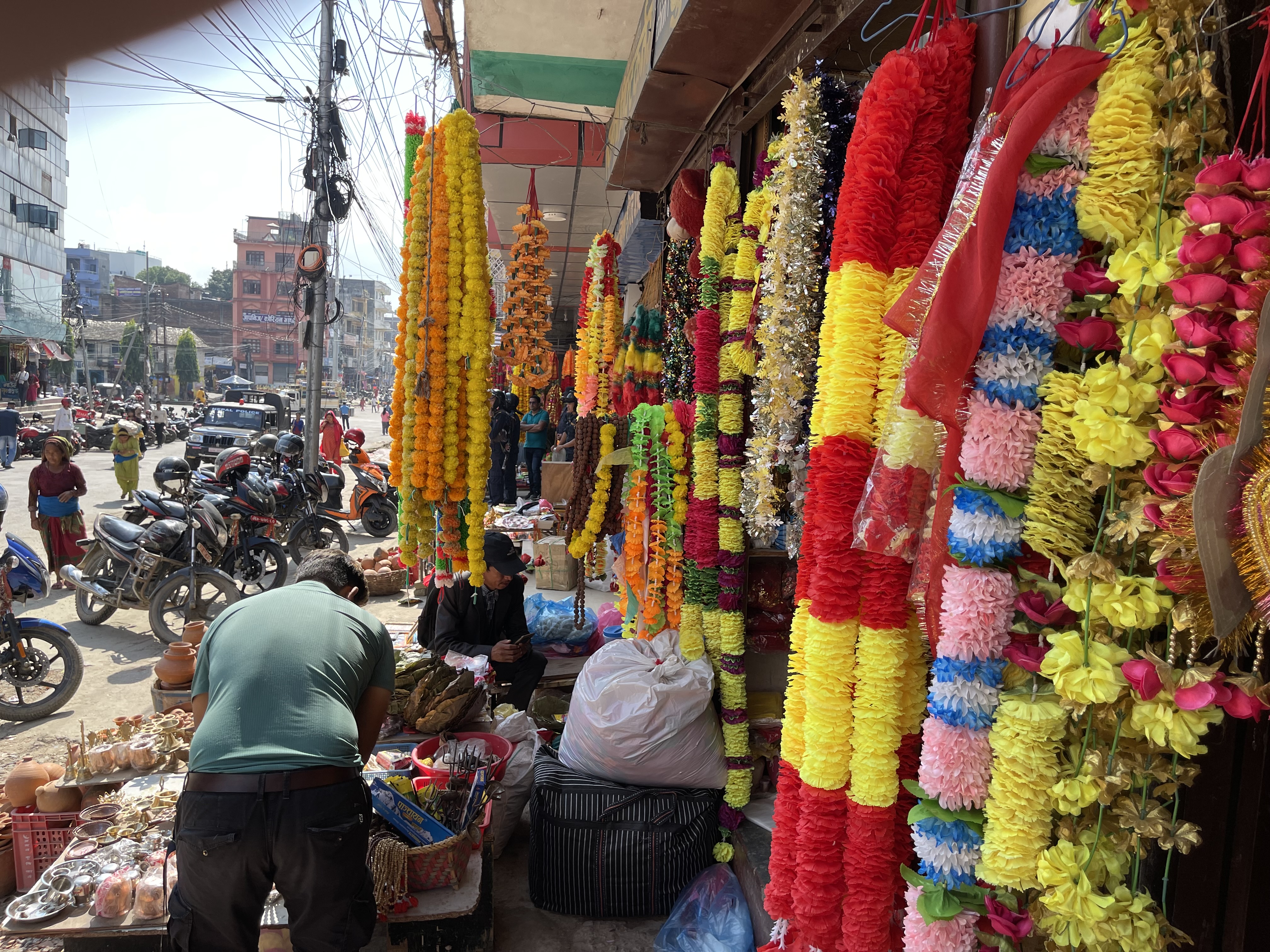 बिक्रीका लागि राखिएका कृतिम माला