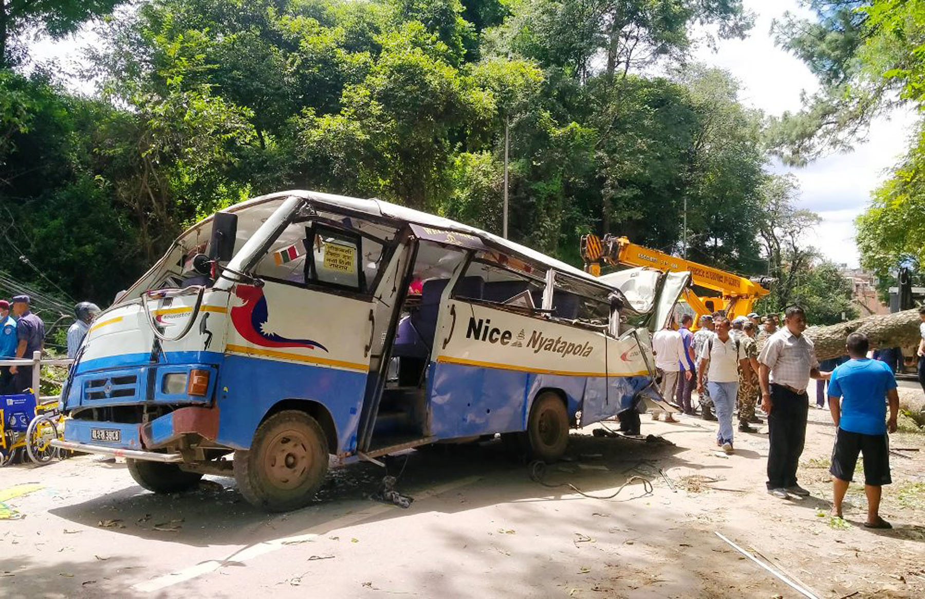 क्षतिग्रस्त बस