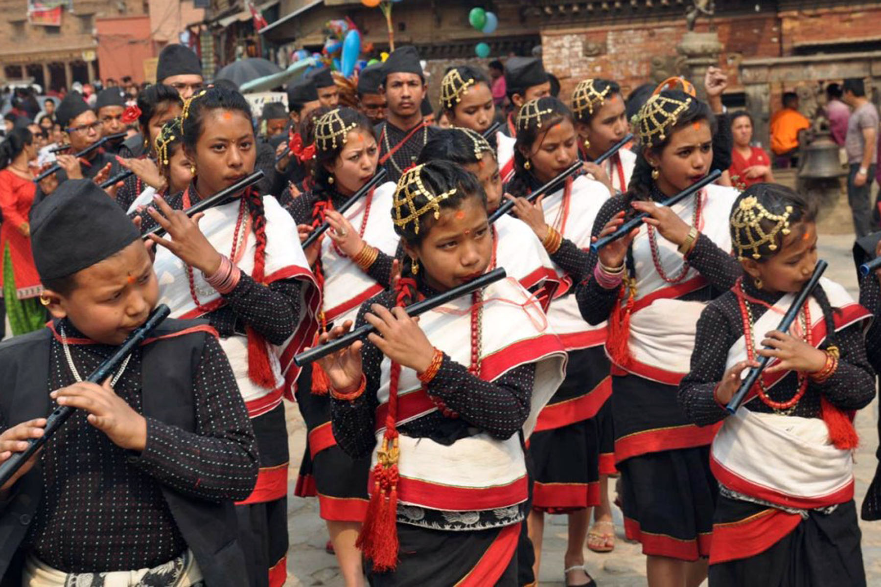 बिस्का जात्रामा बाँसुरी बजाइँदै