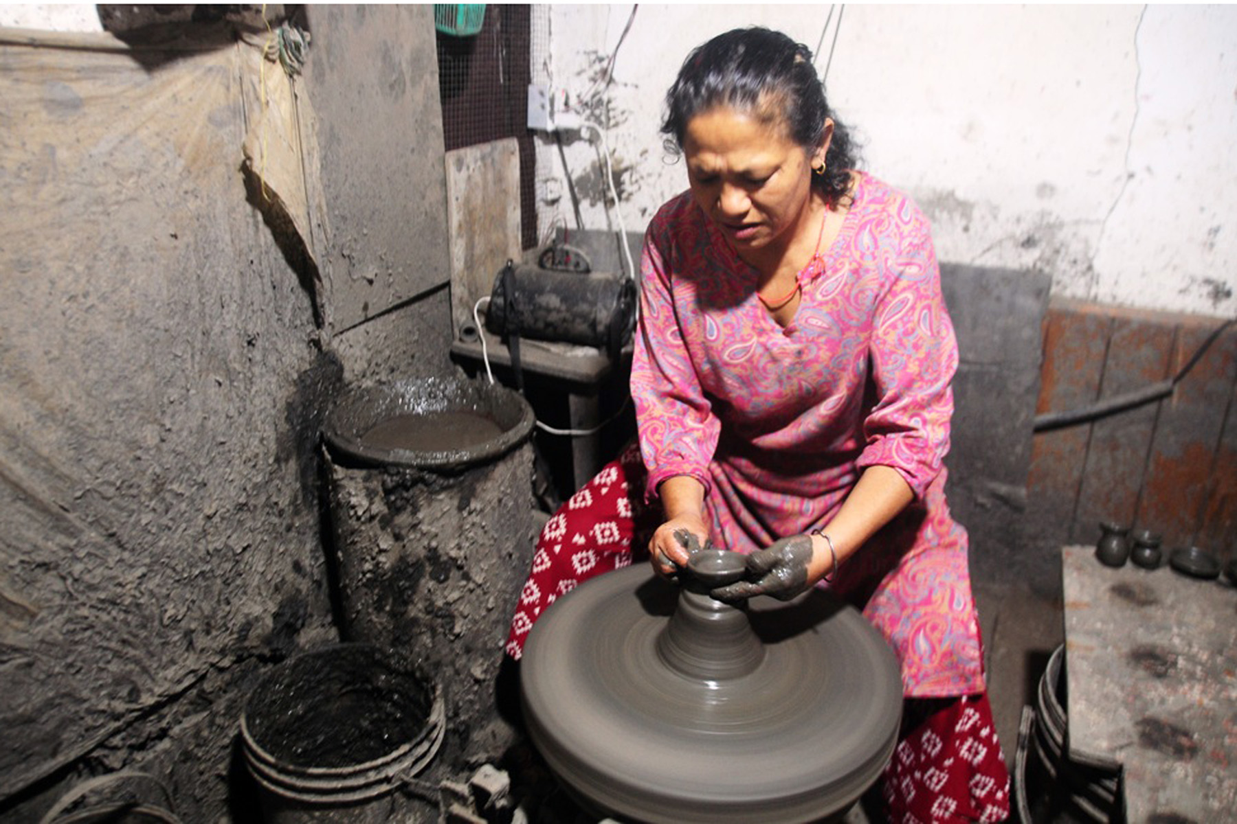माटाको पाला बनाउँदै