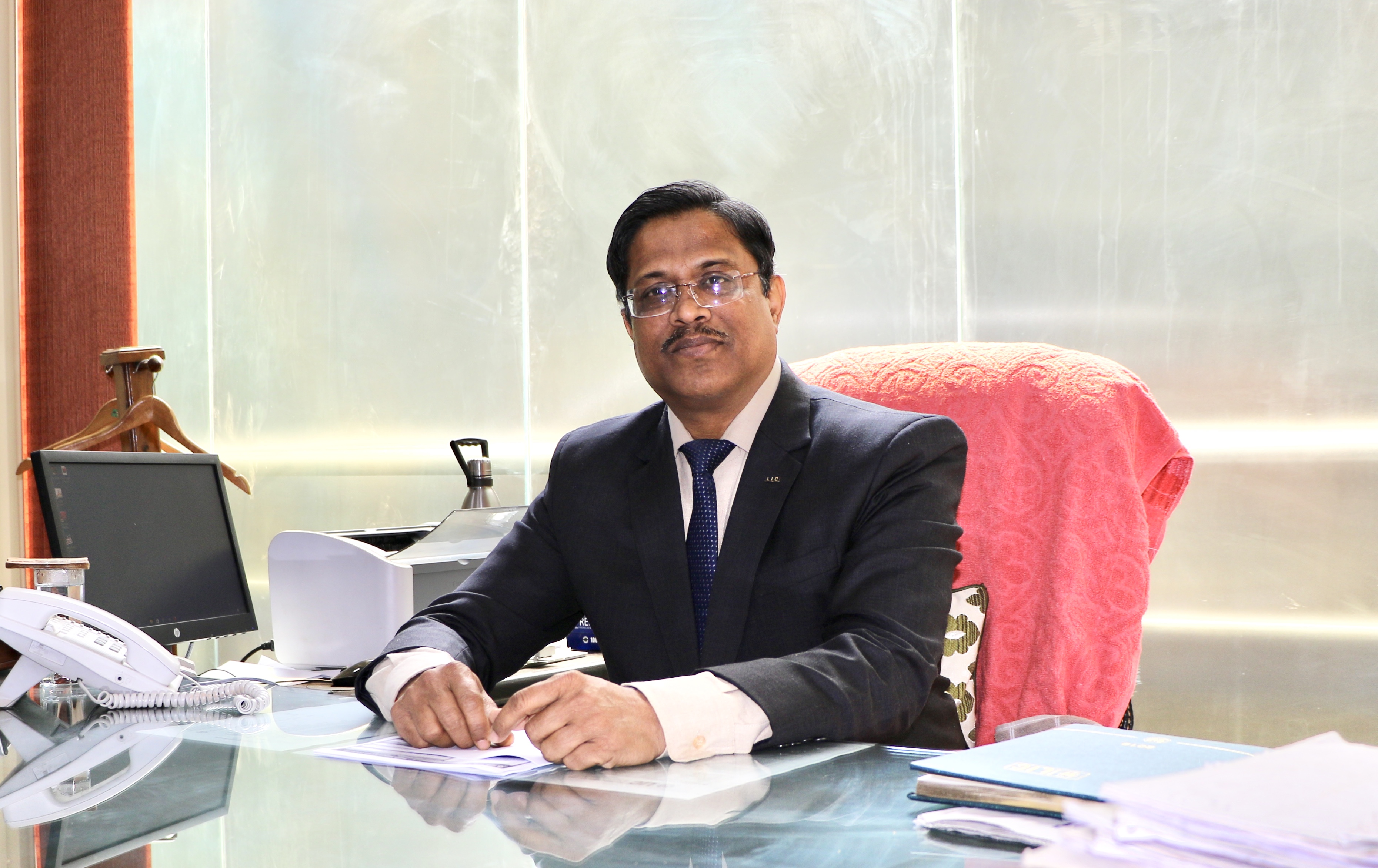 लाइफ इन्स्योरेन्स कर्पोरेशनका सिईओ लक्ष्मी प्रसाद दासले कति बुझे वार्षिक तलब ?