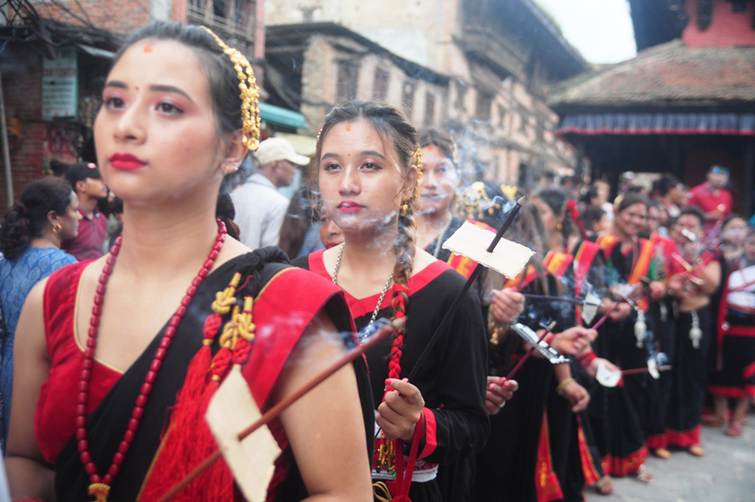 दीप प्रज्ज्वलन गरी नगरपरिक्रममा गर्दै