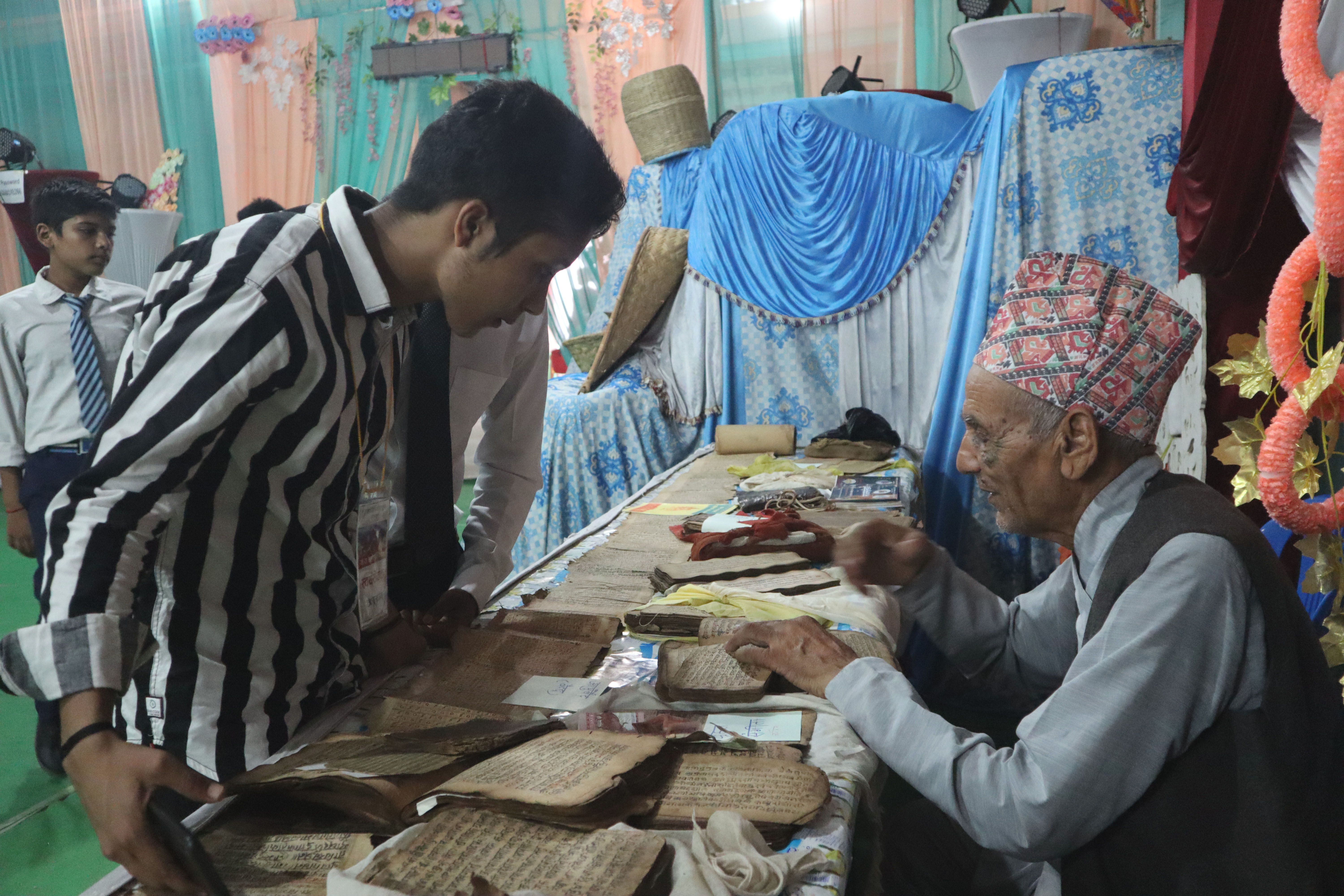 हस्तलिखित पात्रो अवलोकन गर्दै विद्यार्थी