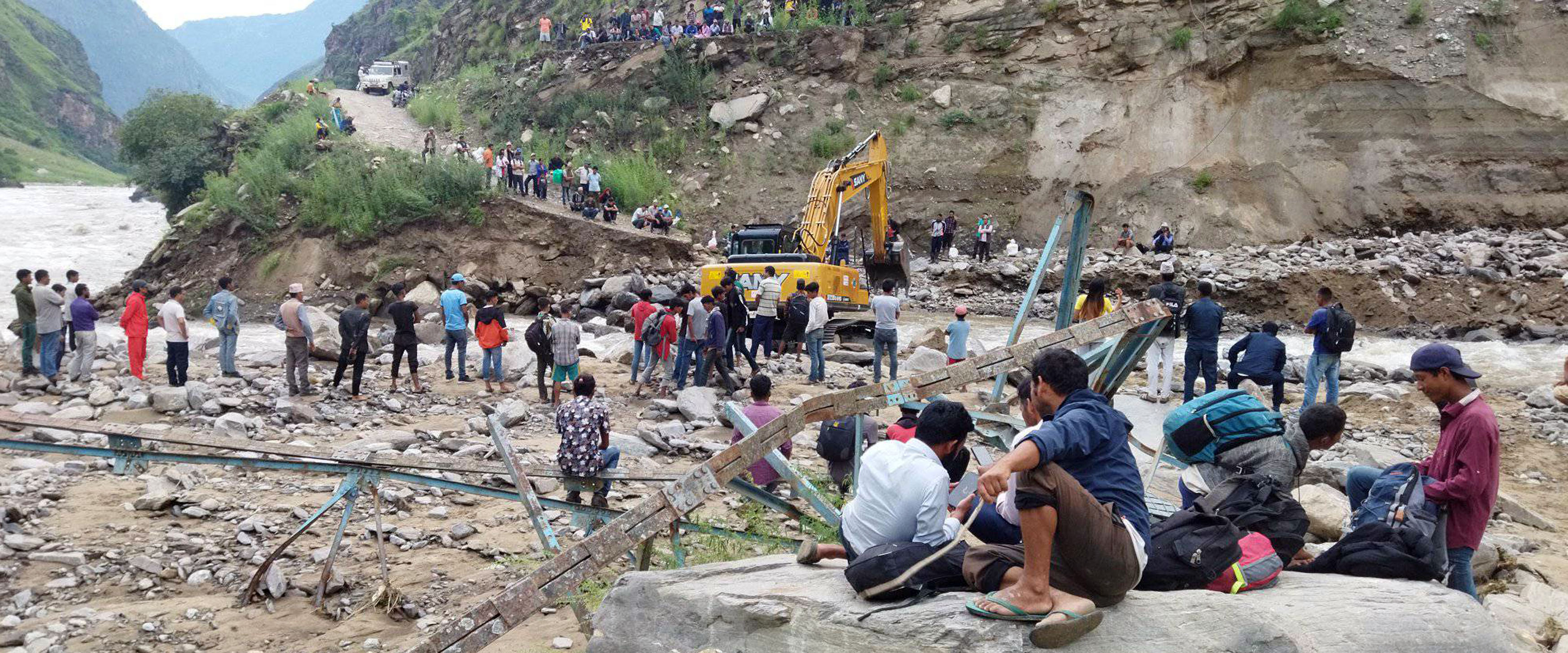 बाढीले क्षति पुर्‍याएको सडक निर्माण गरिँदै