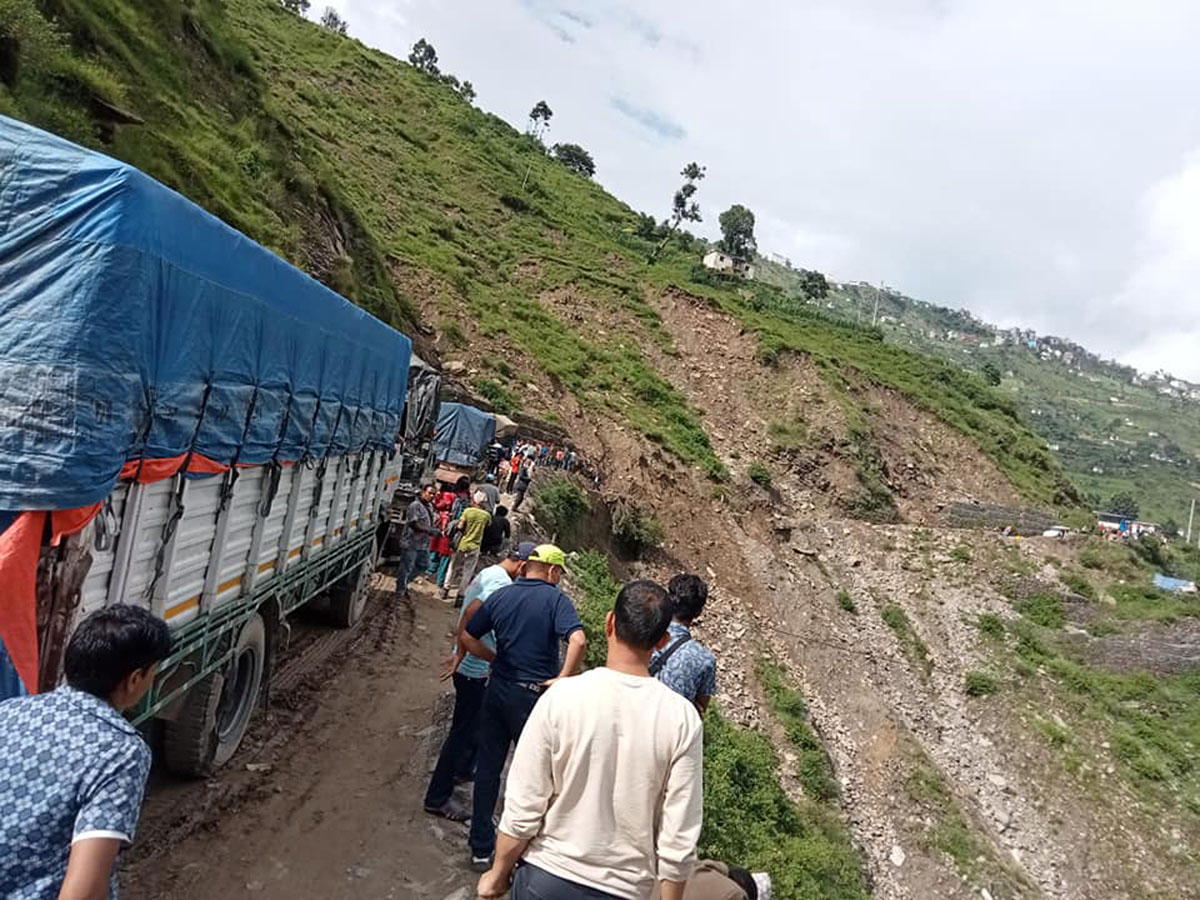 कर्णाली राजमार्गमा पहिरोले यातायात अवरुद्ध