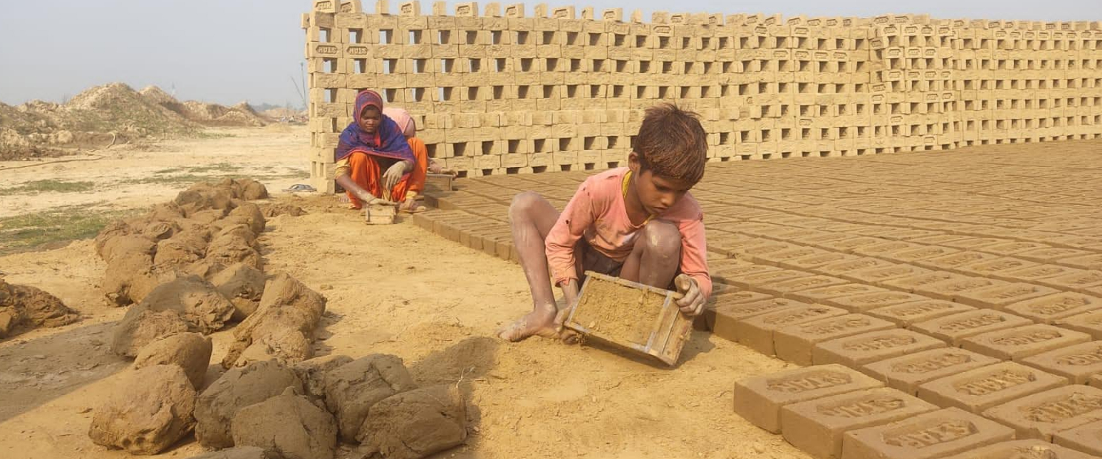 इँट्टा बनाउँदै बालक