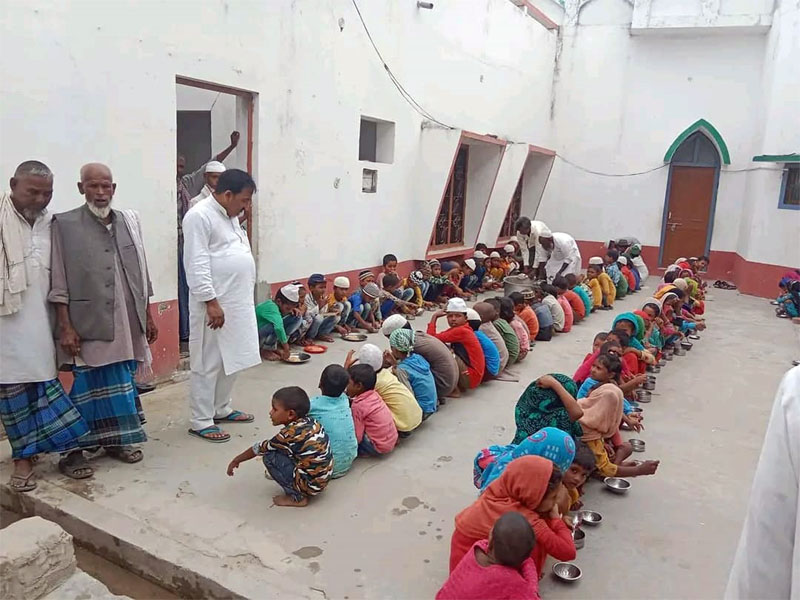 मदरसा दिवा खाजा खाँदै विद्यार्थी