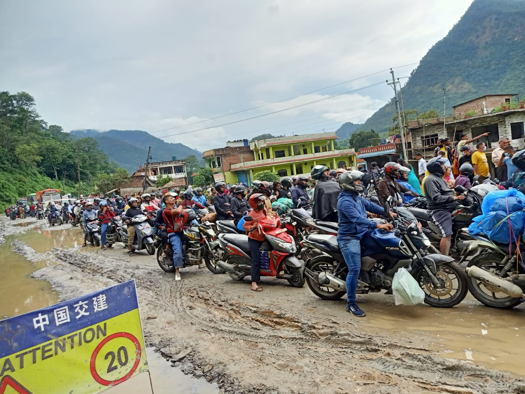 राजमार्गमा पहिरो खसेपछि यातायात अवरुद्ध