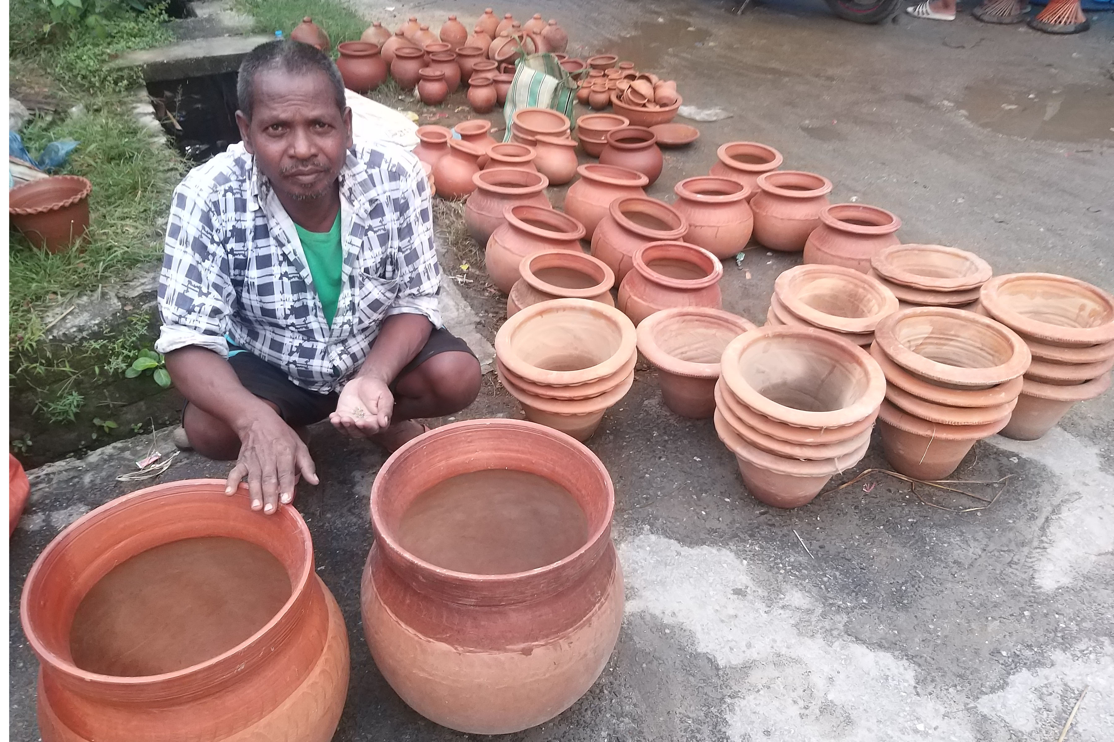 ग्राहकको प्रतिक्षामा भाँडा व्यापारी