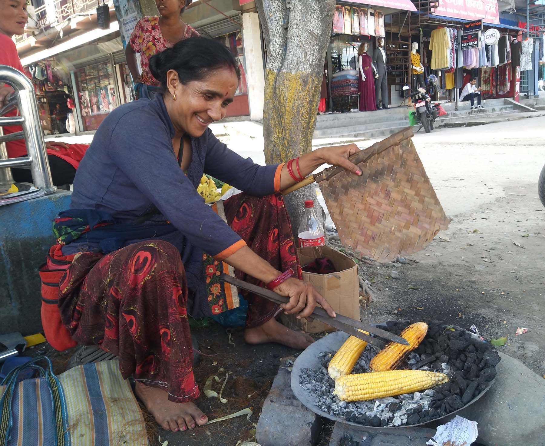 मकै पोलेर बेच्ने तयारी गर्दै