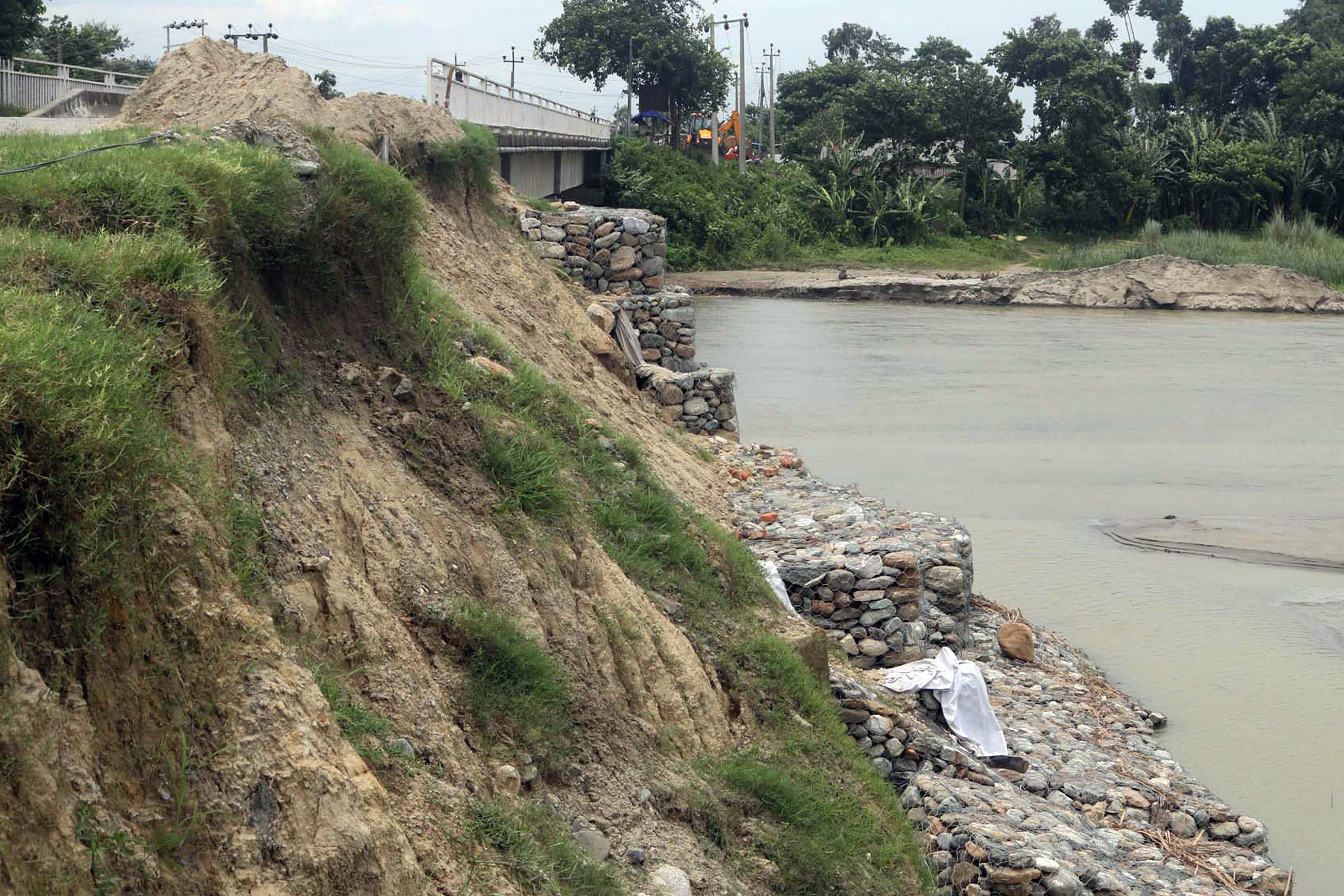 चिस्याङ खोलाको कटानले पुल धरापमा
